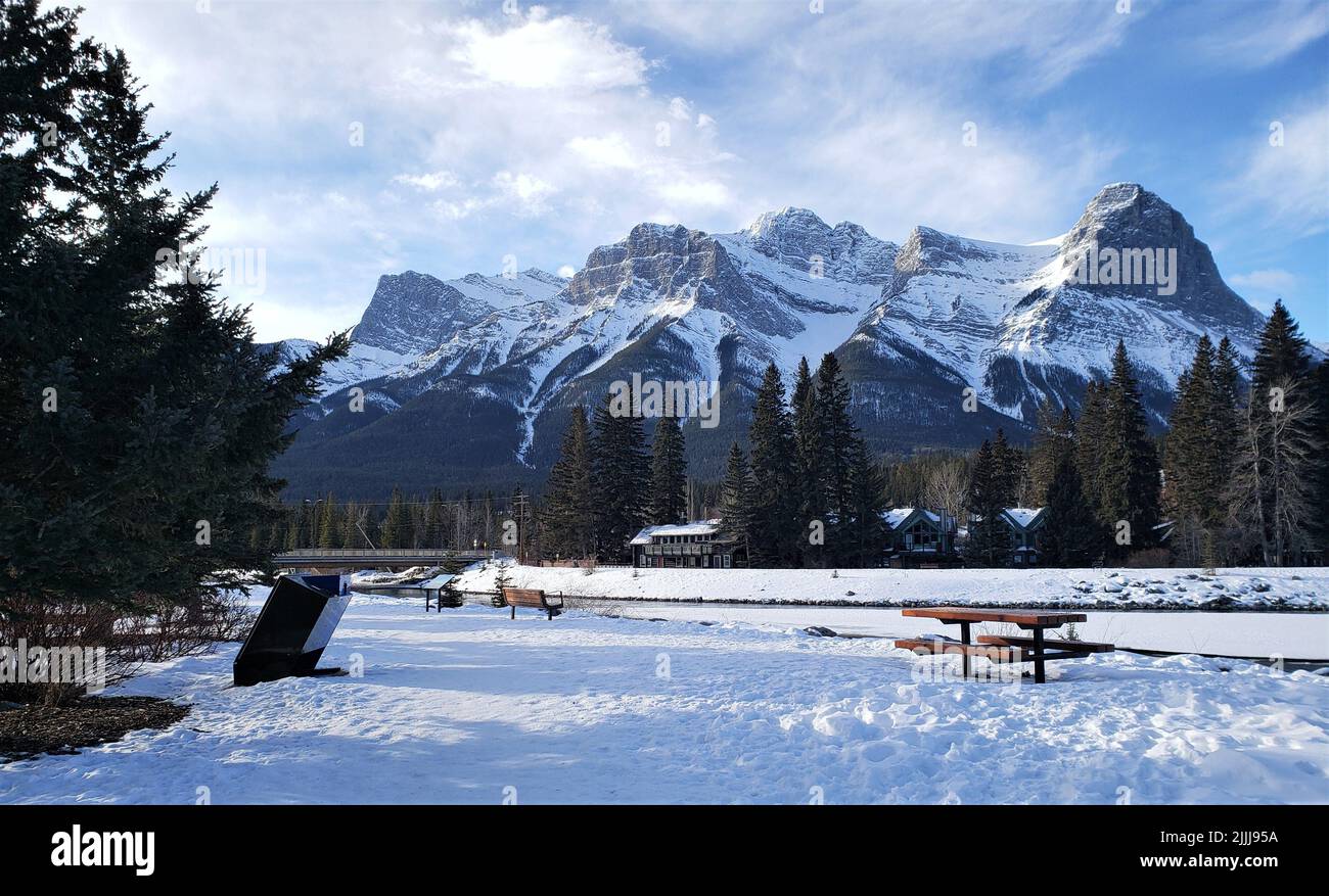 montagne enneigée près de la rivière Banque D'Images