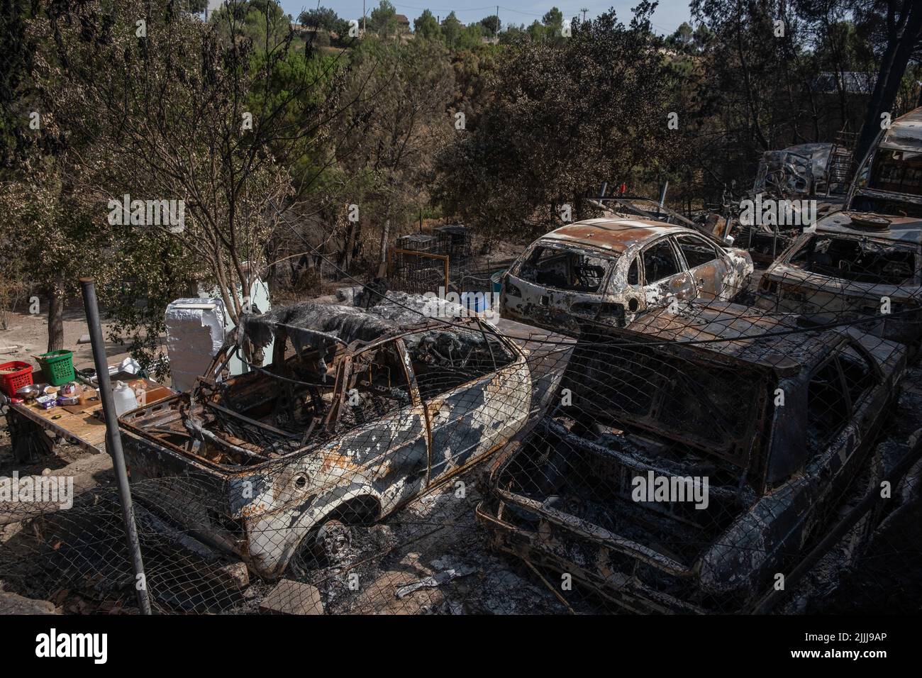 Barcelone, Catalogne, Espagne. 25th juillet 2022. Des voitures sont brûlées dans l'urbanisation River Park, Pont Vilomara, Barcelone. Traces de feu sur la végétation et les éléments urbains après le feu sur 17 juillet qui a dévasté 1 500 hectares laissant quelques maisons brûlées à Pont de Vilomara (Barcelone) aux portes de Sant Llorenç del Munt i l, parc naturel d'Obac. (Image de crédit : © Paco Freire/SOPA Images via ZUMA Press Wire) Banque D'Images