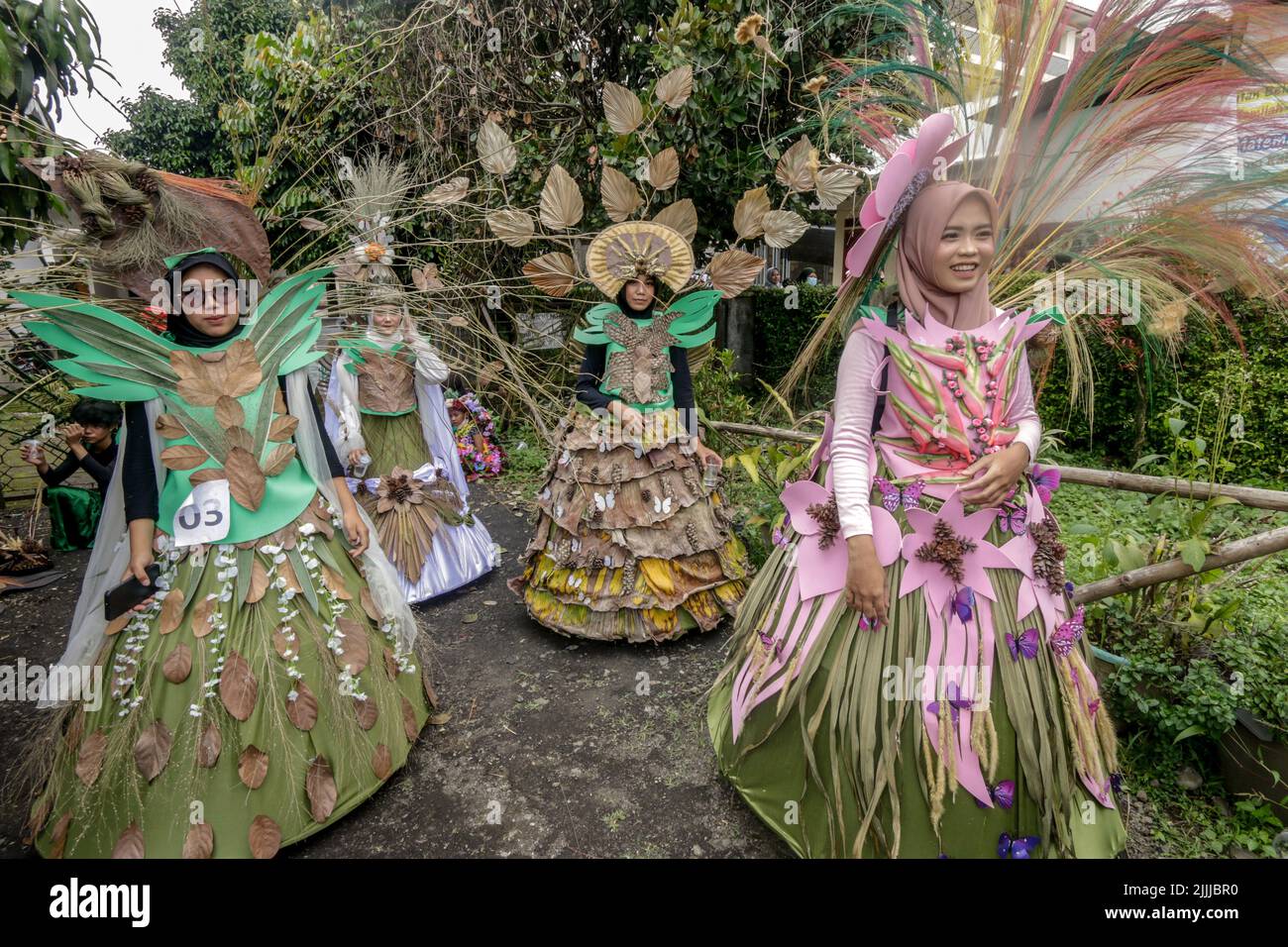 Une femme en robe nature à base de feuilles, fleurs, racines, participe à un défilé de mode nature « Retour à la nature préservation culturelle » Banque D'Images Une femme en robe nature à base de feuilles, fleurs, racines, participe à un défilé de mode nature « Retour à la nature préservation culturelle » Banque D'Images