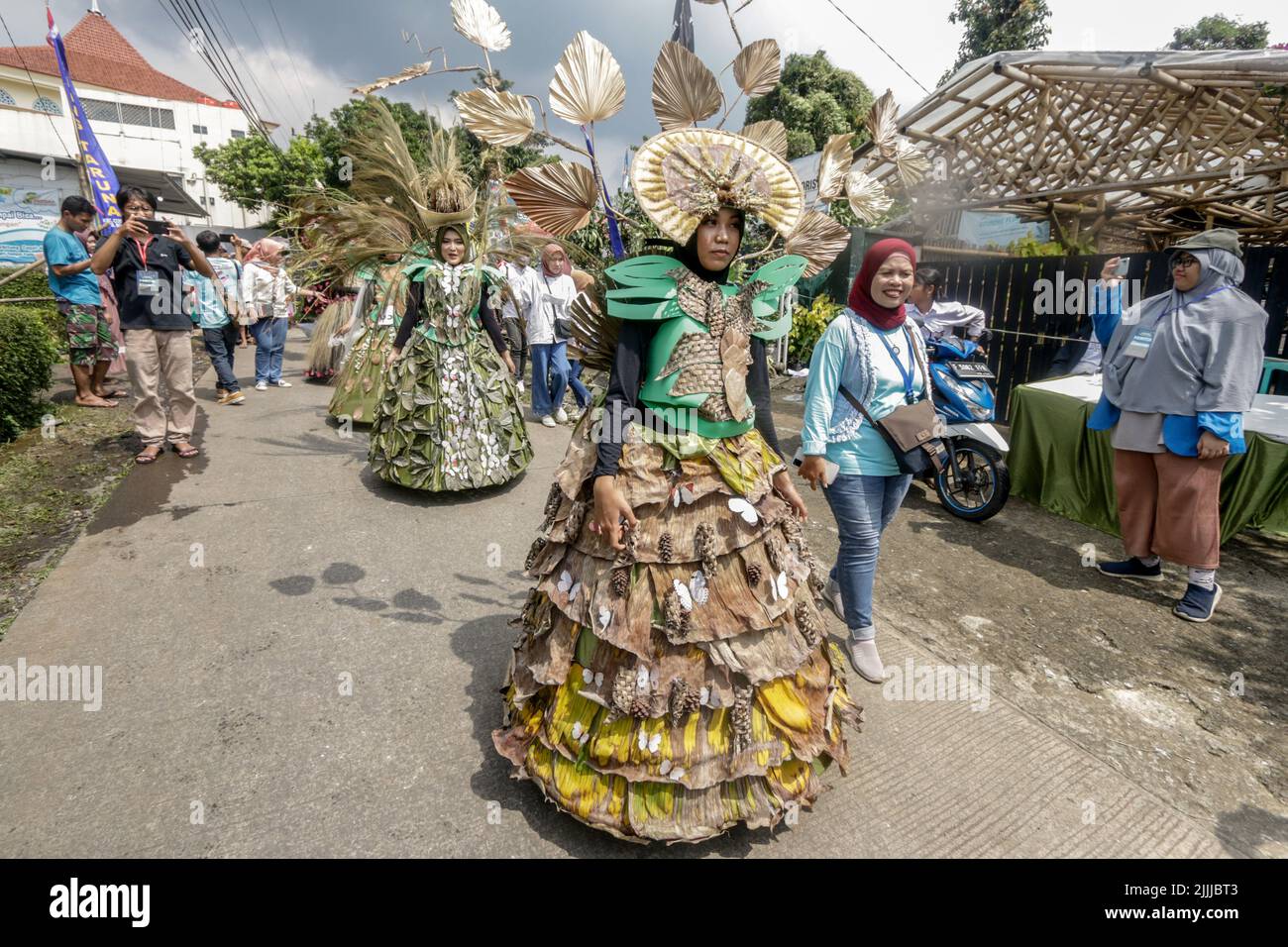 Une femme en robe nature à base de feuilles, fleurs, racines, participe à un défilé de mode nature « Retour à la nature préservation culturelle » Banque D'Images Une femme en robe nature à base de feuilles, fleurs, racines, participe à un défilé de mode nature « Retour à la nature préservation culturelle » Banque D'Images