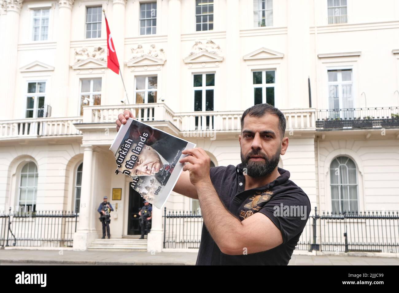 Londres, Royaume-Uni, 26th juillet 2022. Des membres de la communauté kurde protestent en face de l'ambassade de Turquie à la suite d'un tir d'artillerie qui a tué neuf civils, dont un bébé, dans une zone touristique près de la ville de Zakho. La Turquie nie toute implication, accusant le Parti des travailleurs du Kurdistan (PKK) de l'incident, bien qu'il soit convaincu que le groupe n'y ait pas d'artillerie. Crédit : onzième heure Photographie/Alamy Live News Banque D'Images