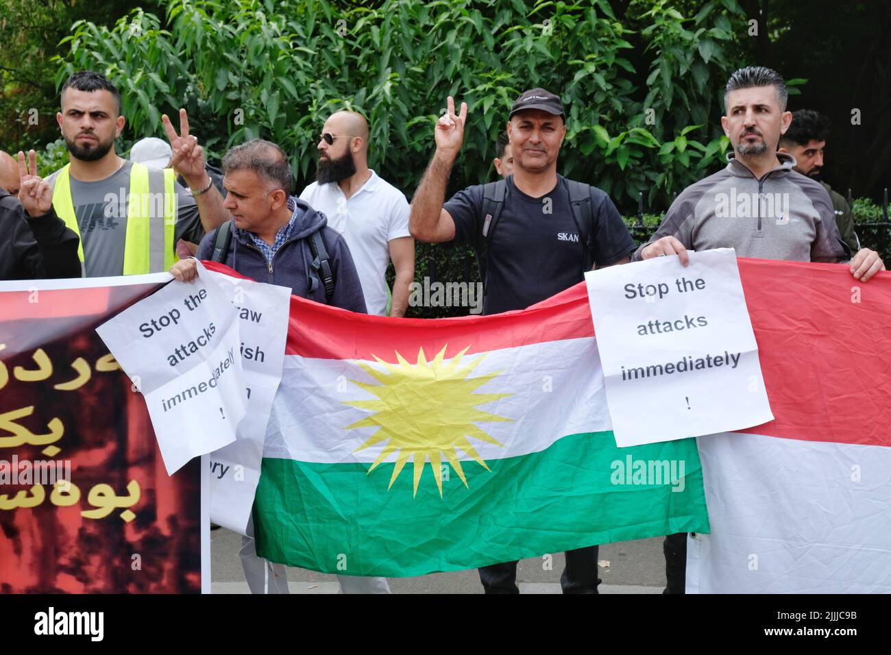 Londres, Royaume-Uni, 26th juillet 2022. Des membres de la communauté kurde protestent en face de l'ambassade de Turquie à la suite d'un tir d'artillerie qui a tué neuf civils, dont un bébé, dans une zone touristique près de la ville de Zakho. La Turquie nie toute implication, accusant le Parti des travailleurs du Kurdistan (PKK) de l'incident, bien qu'il soit convaincu que le groupe n'y ait pas d'artillerie. Crédit : onzième heure Photographie/Alamy Live News Banque D'Images