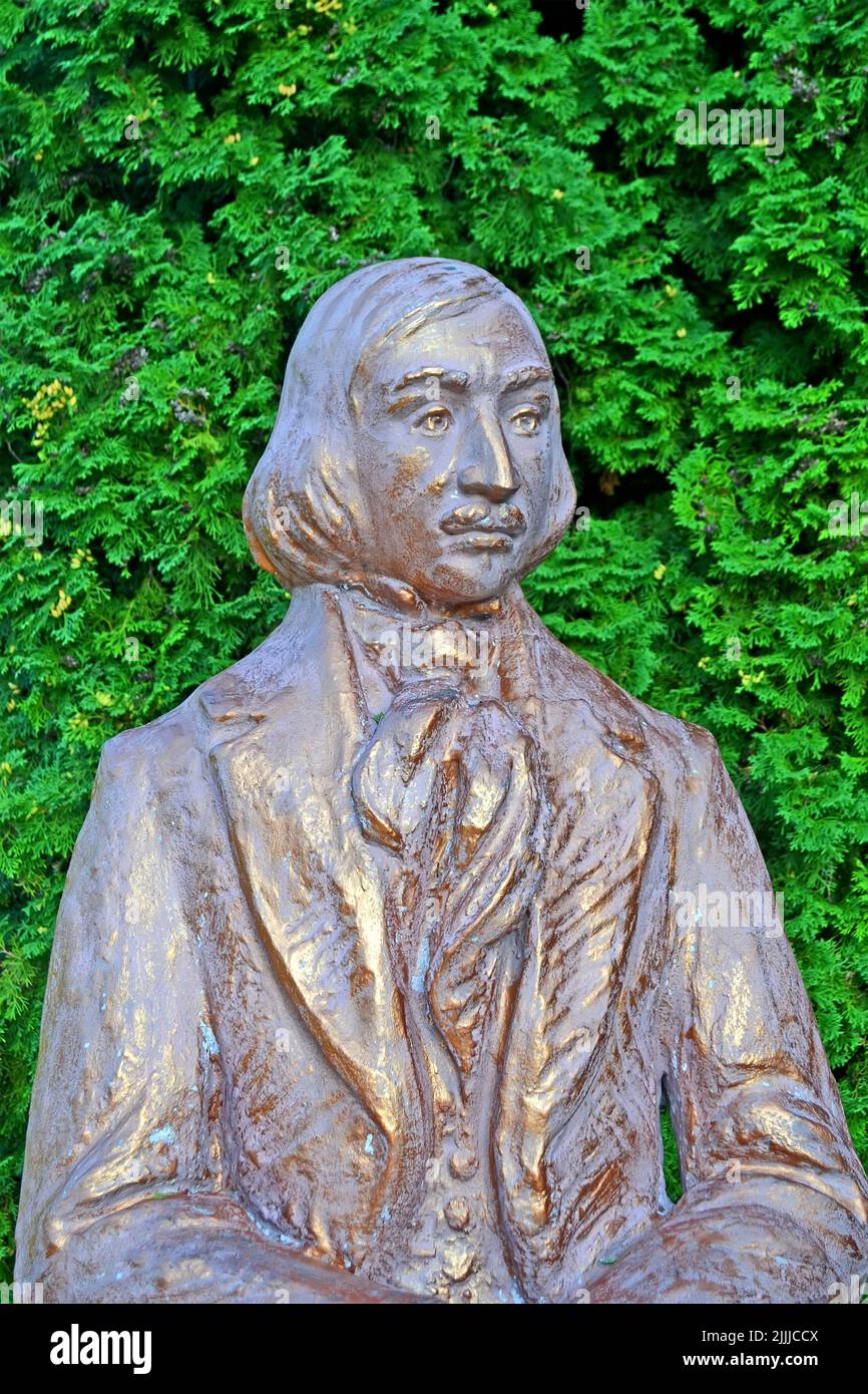 Nikolai Gogol (1809-1852), célèbre auteur de prose russe, poète, dramaturge, critique, essayiste; Statue à Myrgorod, Ukraine. Banque D'Images