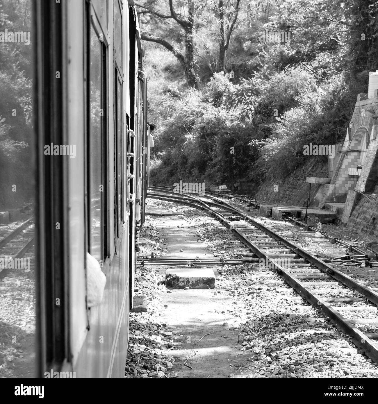 Toy train se déplaçant sur la pente de montagne, belle vue, un côté montagne, un côté vallée se déplaçant sur le chemin de fer à la colline, parmi la forêt naturelle verte.Toy t Banque D'Images