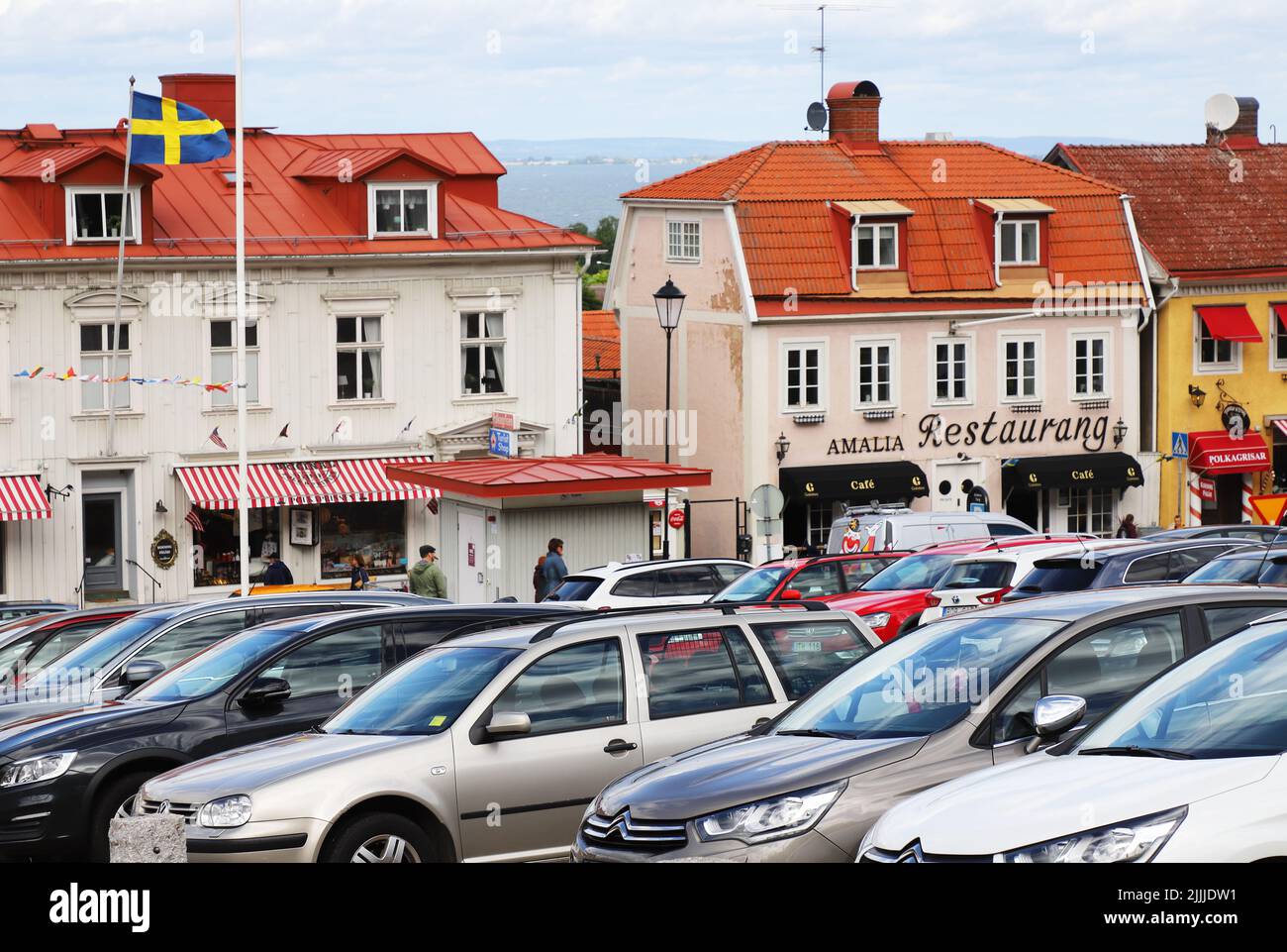 Granna, Suède - 6 juillet 2020: Parking sur la place de la ville. Banque D'Images