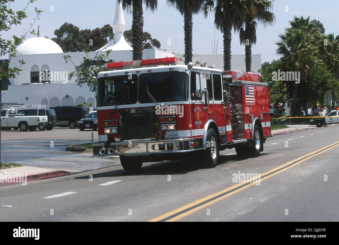 San Diego Fire Rescue Engine 28 sur scène d'un double incendie de véhicule au Temple islamique dans la région de Kearny Mesa à San Diego Banque D'Images