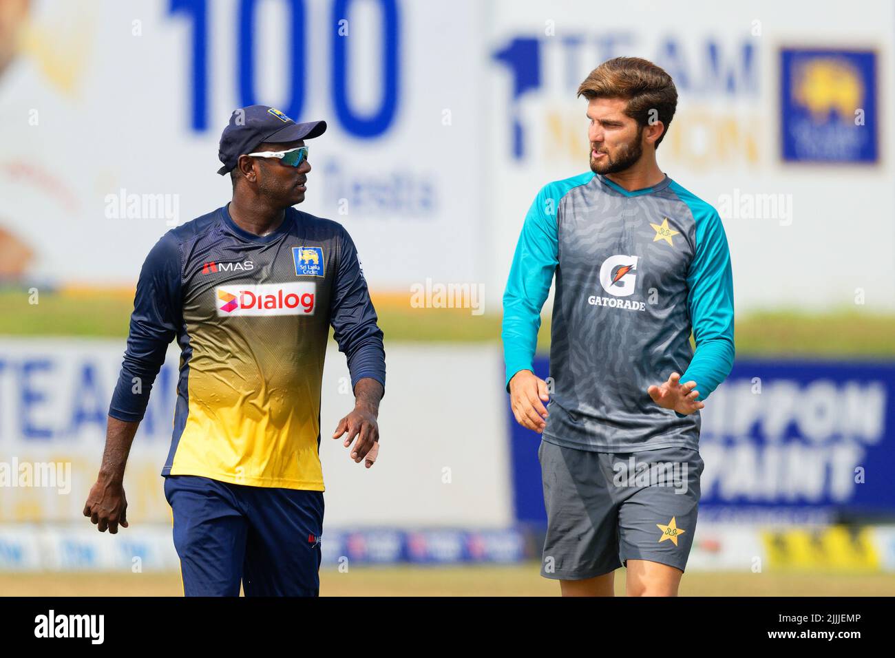 Galle, Sri Lanka. 27th juillet 2022. Angelo Mathews (L) du Sri Lanka s'entretient avec le joueur de cricket pakistanais Shaheen Shah Afridi avant le début de la quatrième journée du match de cricket de 2nd entre le Sri Lanka et le Pakistan au stade international de cricket de Galle à Galle, le 27th juillet 2022. Viraj Kothalwala/Alamy Live News Banque D'Images