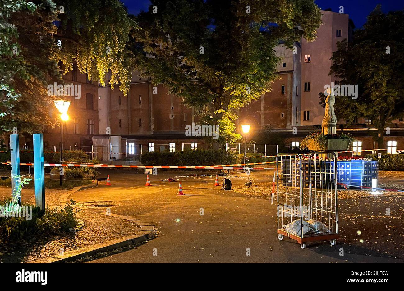 Berlin, Allemagne. 27th juillet 2022. Des bandes de flutter sont visibles à l'hôpital St. Hedwig de Mitte. Après qu'un homme ait attaqué des policiers dans la cour d'un hôpital de Berlin, les policiers lui ont tiré dessus, le blessant gravement. Selon le rapport, les policiers ont d'abord essayé du gaz irritant et ont finalement tiré des coups de feu sur l'homme. Credit: Dominik Totaro/TNN/dpa/Alay Live News Banque D'Images