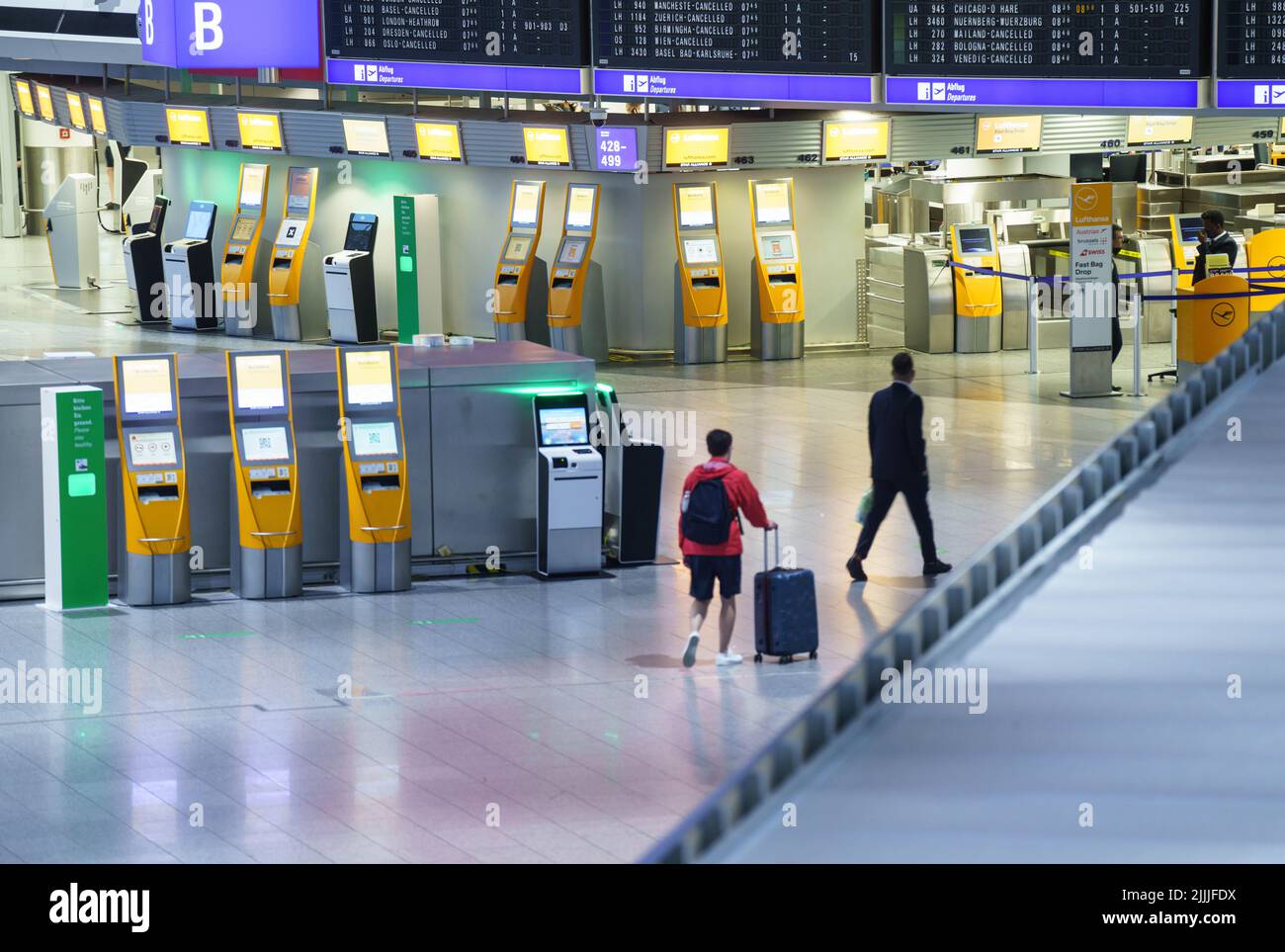 27 juillet 2022, Hessen, Francfort-sur-le-main : le vide règne ce matin aux comptoirs de Lufthansa et aux guichets du terminal 1 de l'aéroport de Francfort. En raison de la grève d'avertissement de Verdi, Lufthansa a annulé la quasi-totalité de son horaire de vol pour mercredi (27.07.2022). Photo: Frank Rumpenhorst/dpa Banque D'Images