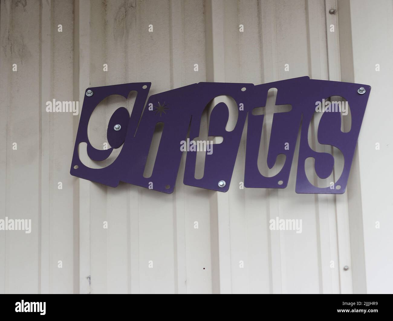 Affiche en métal vintage sur le mur extérieur des petites entreprises locales - cadeaux Banque D'Images