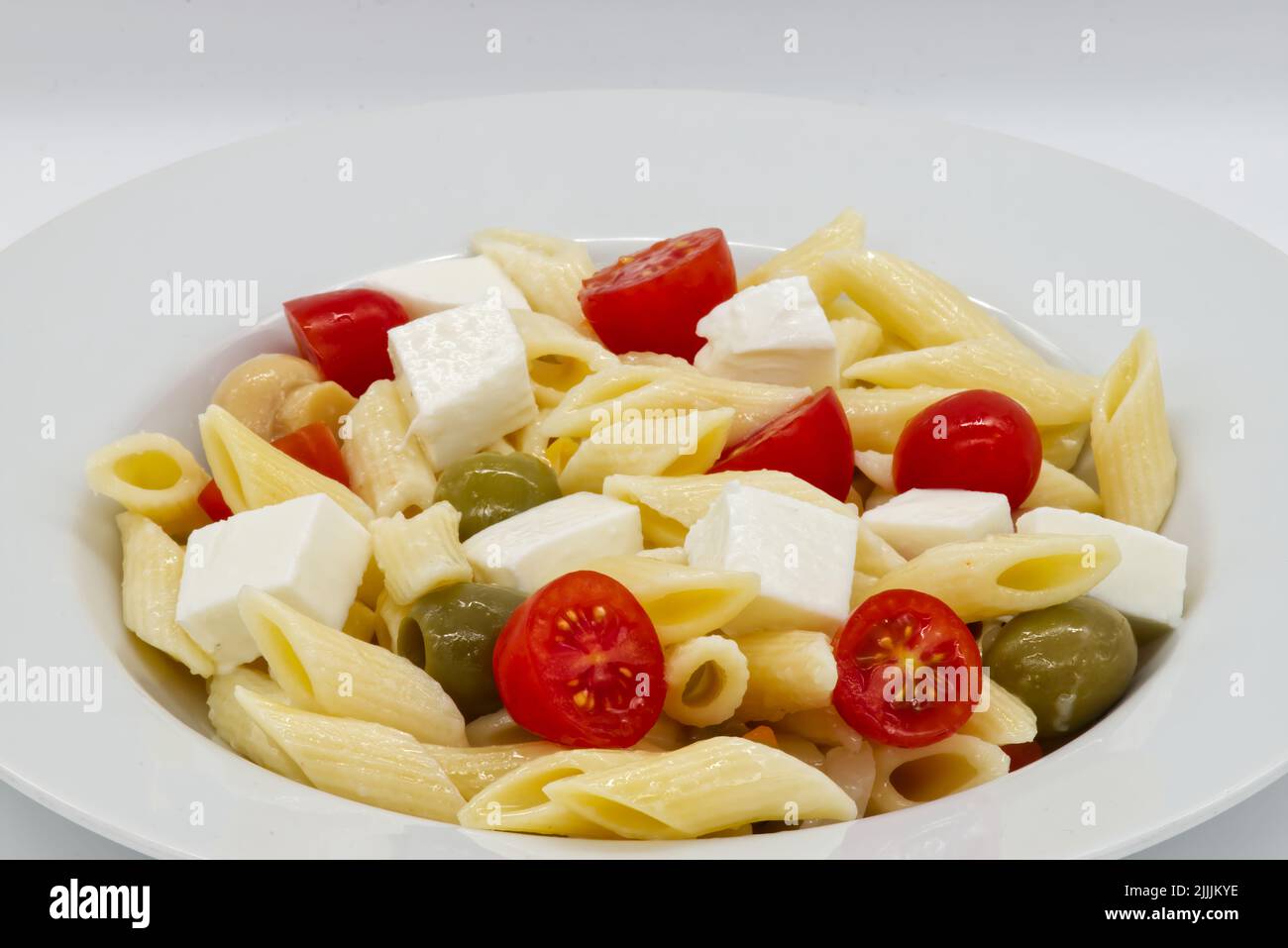 Salade d'été italienne, pâtes Fredda. Salade d'été fraîche et saine. Gros plan Banque D'Images