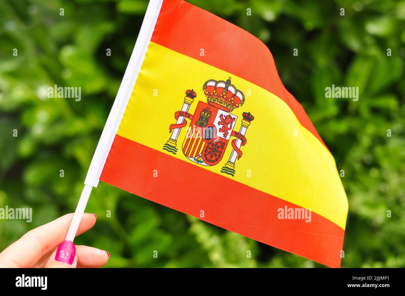 Gros plan du drapeau national espagnol jaune et rouge, drapeau de la main. Banque D'Images