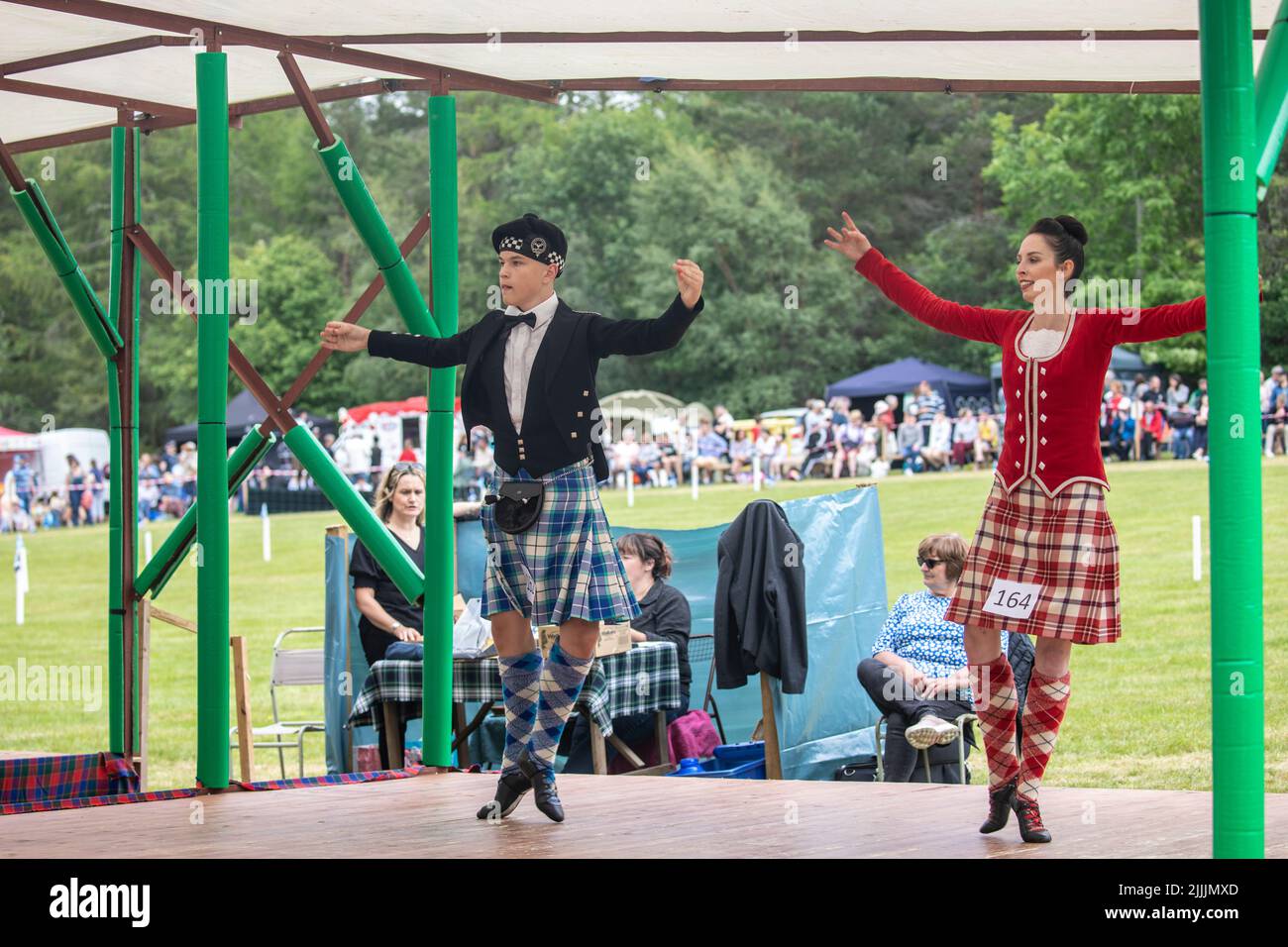 Jeux des Highlands organisés à Tomintoul Moray le 17 juillet 2022, Écosse, jeunes compétiteurs masculins et féminins dans la compétition de danse des Highlands Fling, Royaume-Uni, Banque D'Images