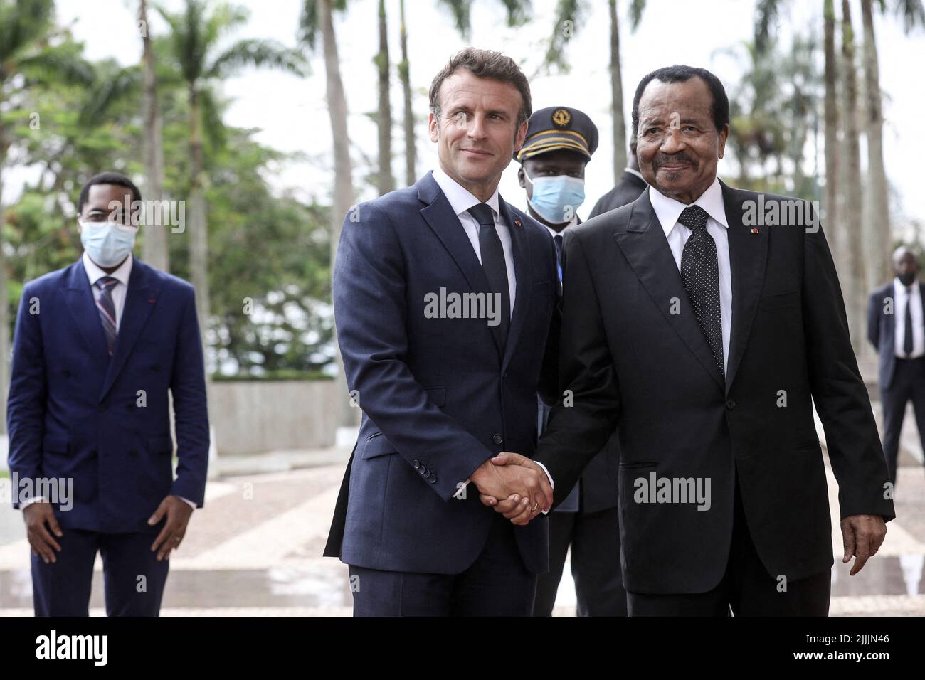 Yaoundé, Cameroun, 26 juillet 2022. Le président français Emmanuel Macron rencontre le président camerounais Paul Biya pour une interview au palais présidentiel de Yaoundé, Cameroun, 26 juillet 2022. Emmanuel Macron est en tournée africaine de trois jours au Cameroun, au Bénin et en Guinée-Bissau. Photo de Stephane Lemouton/Pool/ABACAPRESS.COM Banque D'Images