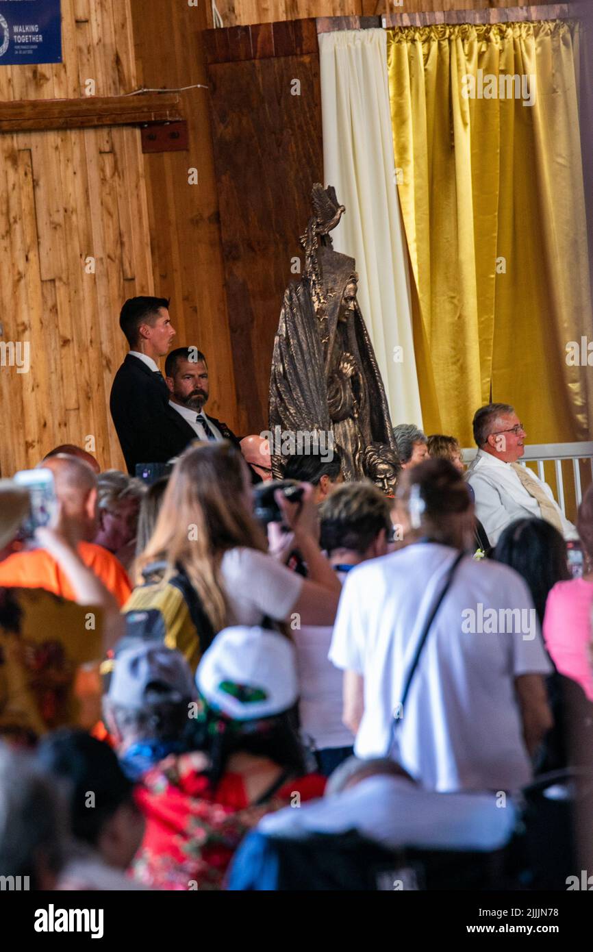 Nation crie Alexis, Canada. 26th juillet 2022. Un buste de Sainte-Anne apparaît à l'entrée du sanctuaire en son nom. Le voyage du Pape François de guérison, de réconciliation et d'espoir. Son premier acte n'était pas de se réunir avec les fidèles pour la messe, mais plutôt de rassembler sa force pour faire ce premier arrêt, ce qui indique l'importance de la raison pour laquelle il est venu au Canada - rencontrer les Premières nations, les Métis et les Inuits sur leurs territoires traditionnels. Crédit : SOPA Images Limited/Alamy Live News Banque D'Images