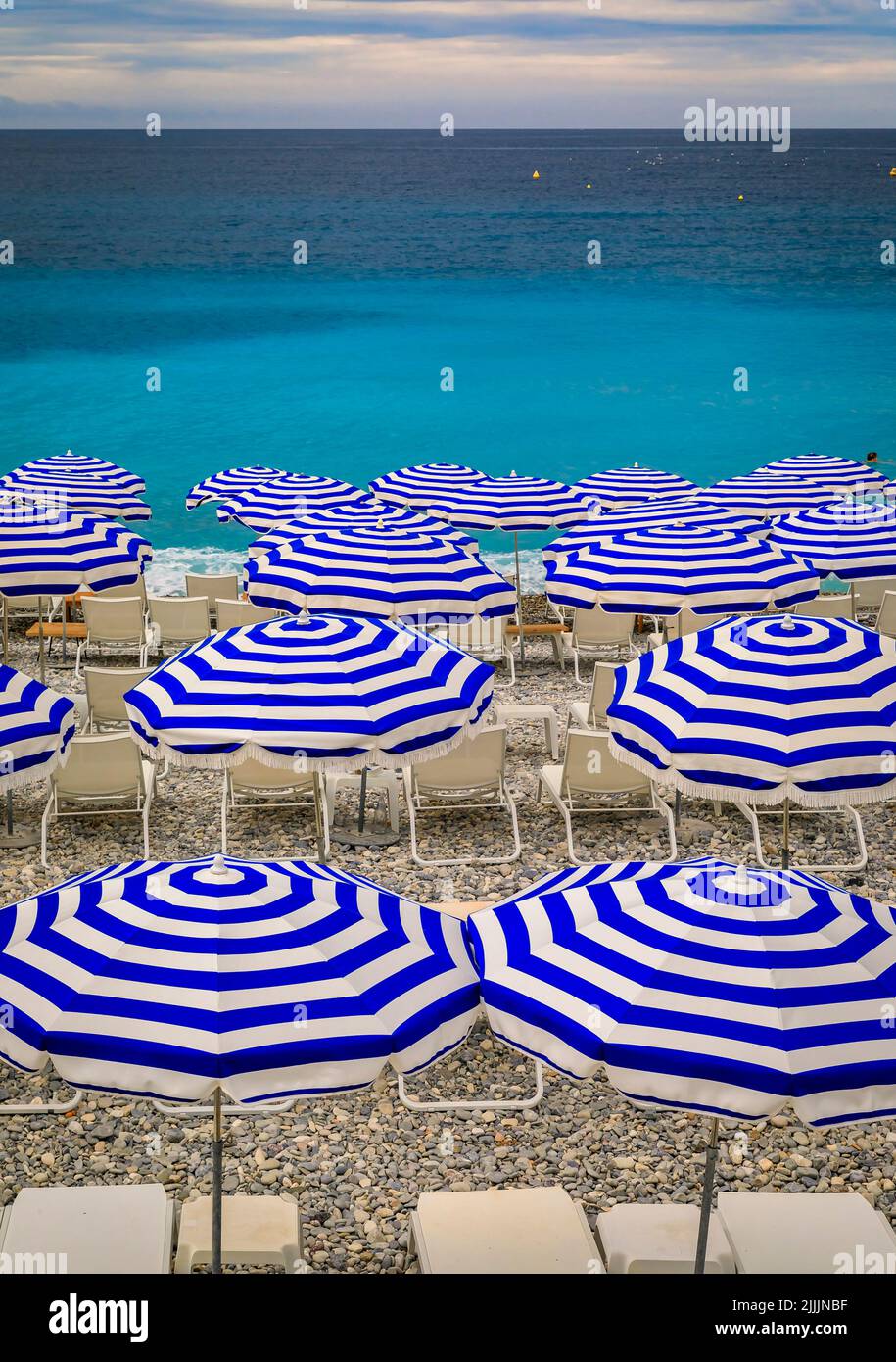 Plage de galets le long de la Promenade des Anglais avec parasols et  chaises de plage avec l'eau turquoise de la mer Méditerranée à Nice, Côte  d'Azur France Photo Stock - Alamy