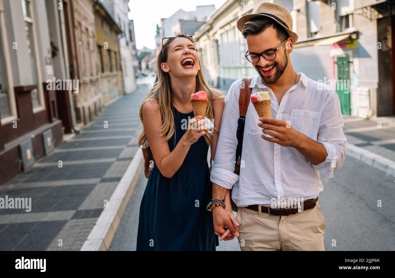 Portrait de couple heureux ayant la date et le plaisir en vacances.Concept de bonheur de voyage de personnes. Banque D'Images