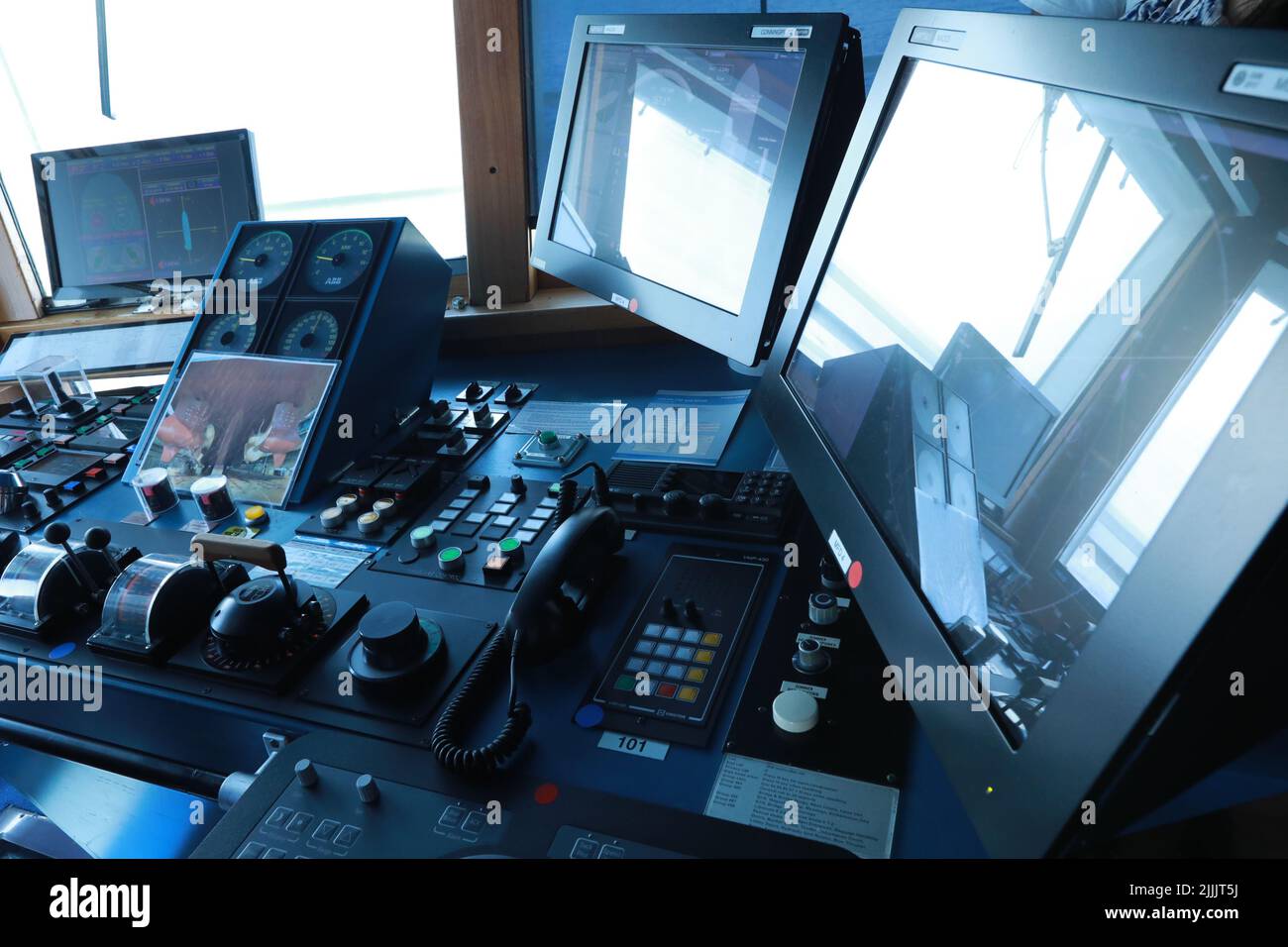 Écrans et radars sur le pont de commande Banque D'Images