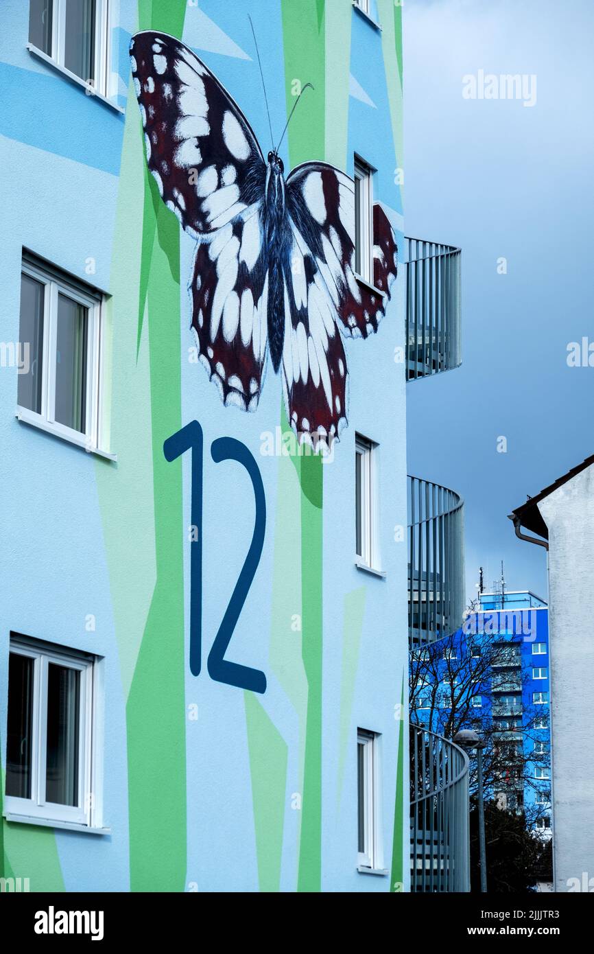 détail maison d'un immeuble moderne, conçu avec une fresque d'un papillon à carreaux peint et un motif de formes polygonales symbolisant l'abstrac Banque D'Images