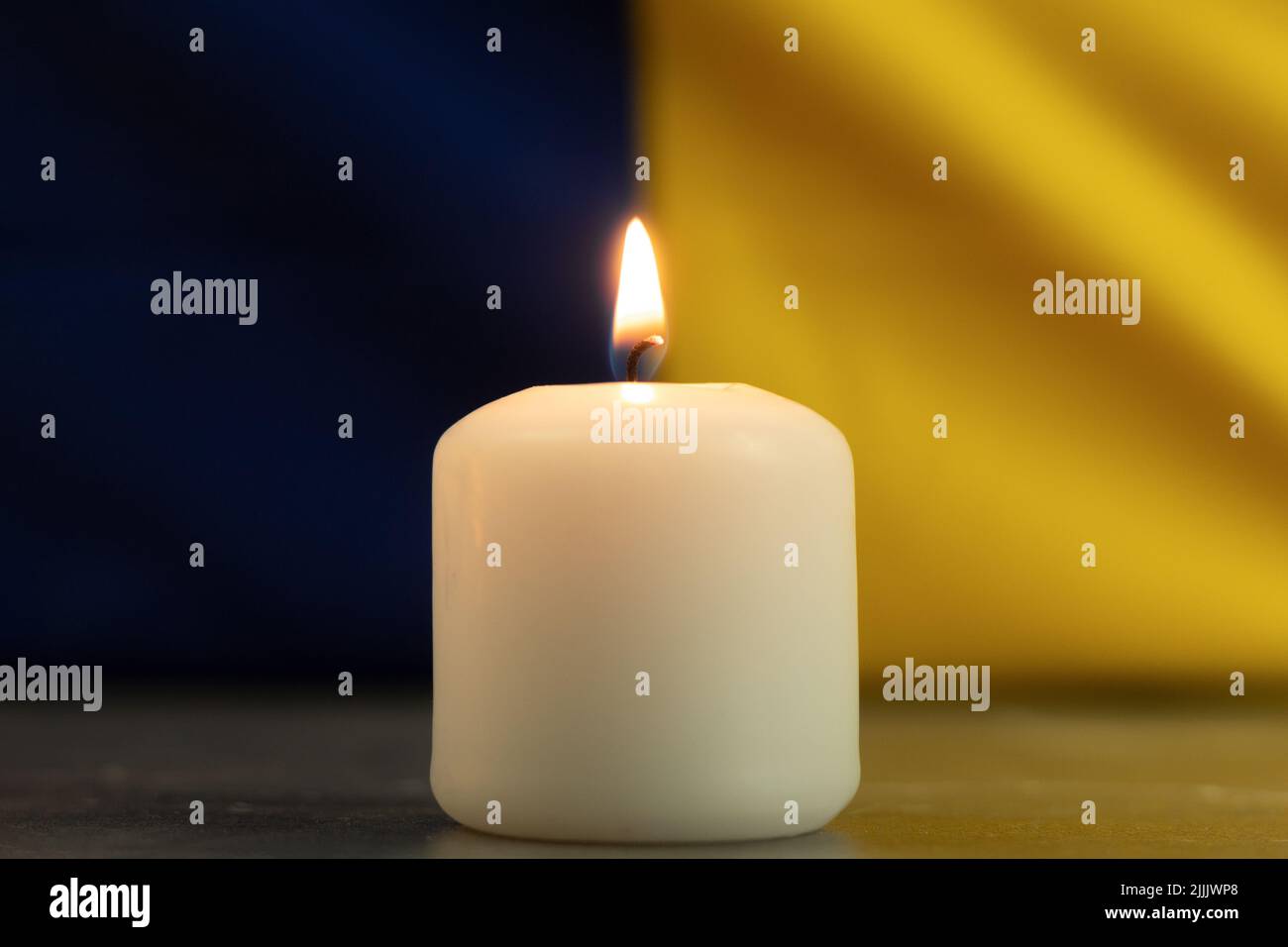 Une bougie allumée sur fond de drapeau national de l'Ukraine. Arrière-plan  avec espace de copie. Bougie Memorial, mémoire et tristesse Photo Stock -  Alamy