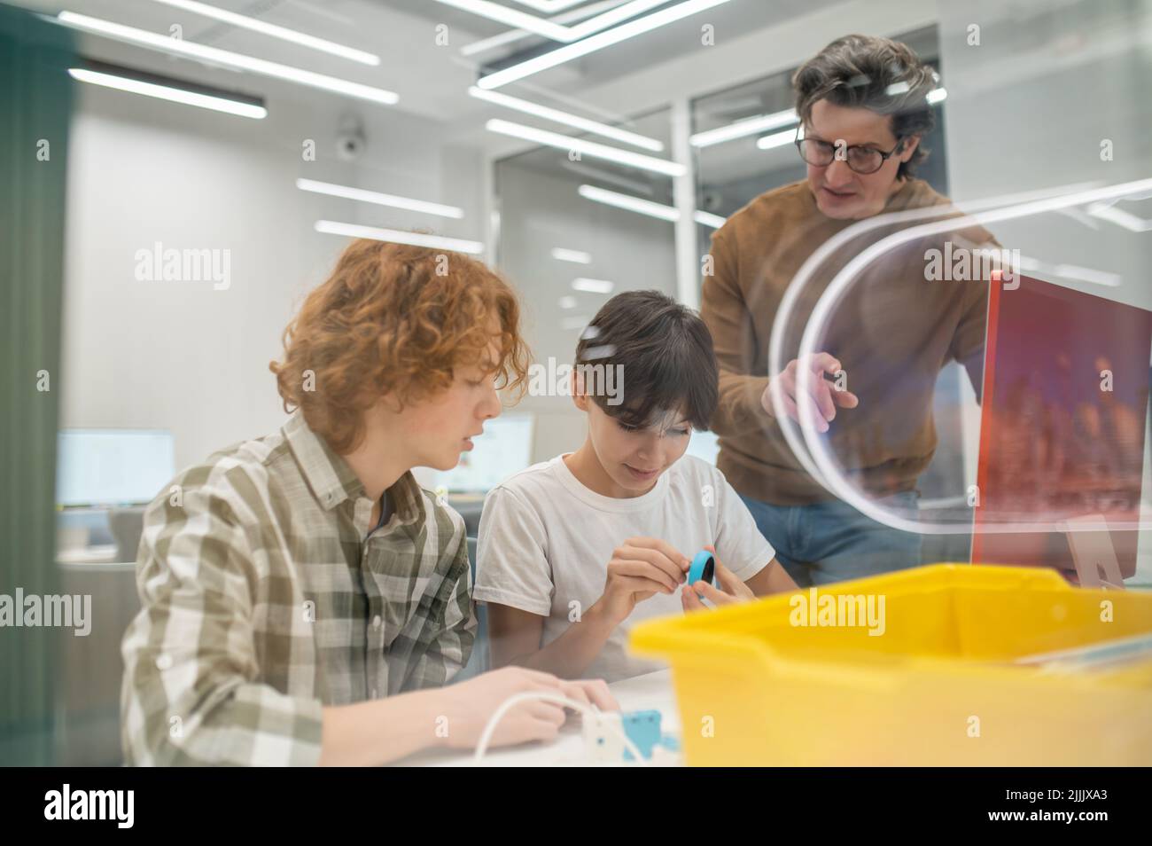 Professeur de lunettes expliquant quelque chose à ses élèves Banque D'Images