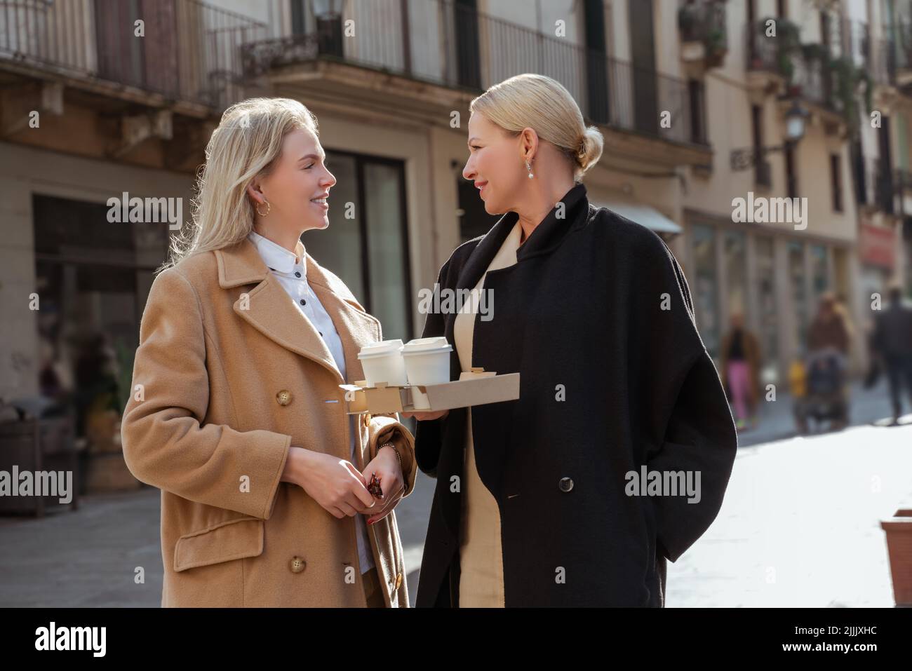 Deux élégantes dames ayant une conversation à l'extérieur Banque D'Images