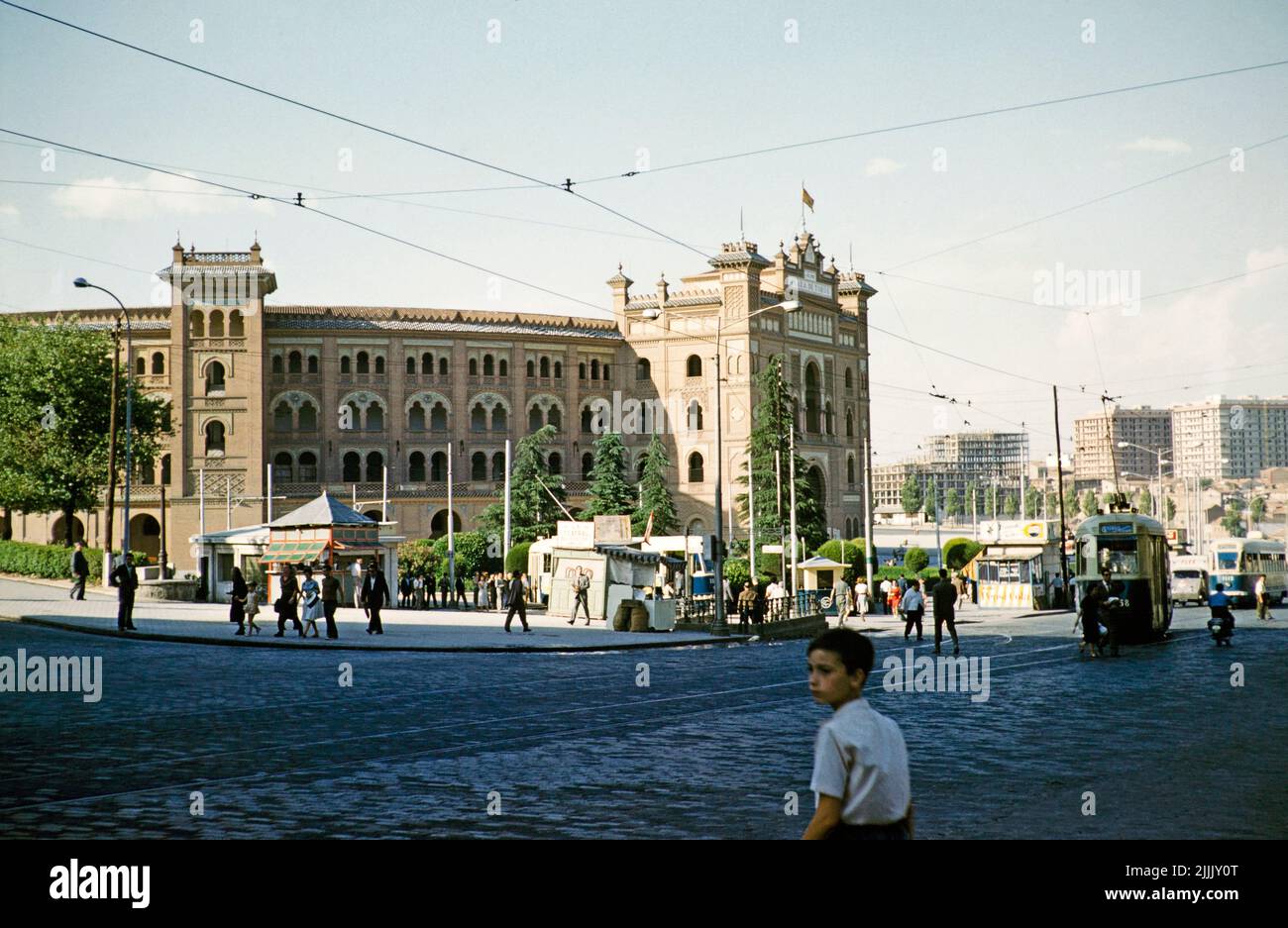 Scène de rue avec tramways devant l'historique Plaza de Toros de Las Ventas arènes construit en 1931, Madrid, Espagne 1959, Banque D'Images