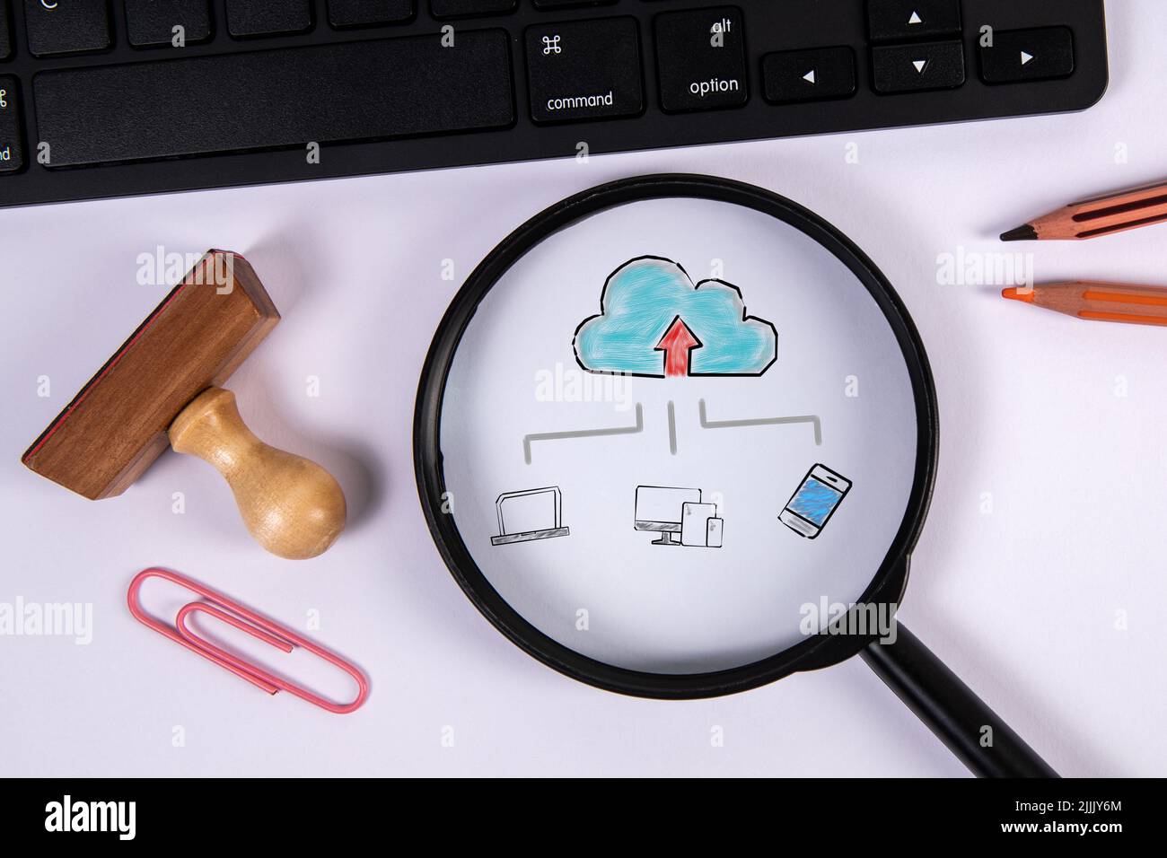 Concept de technologie Cloud. Loupe et clavier d'ordinateur sur la table de bureau. Banque D'Images
