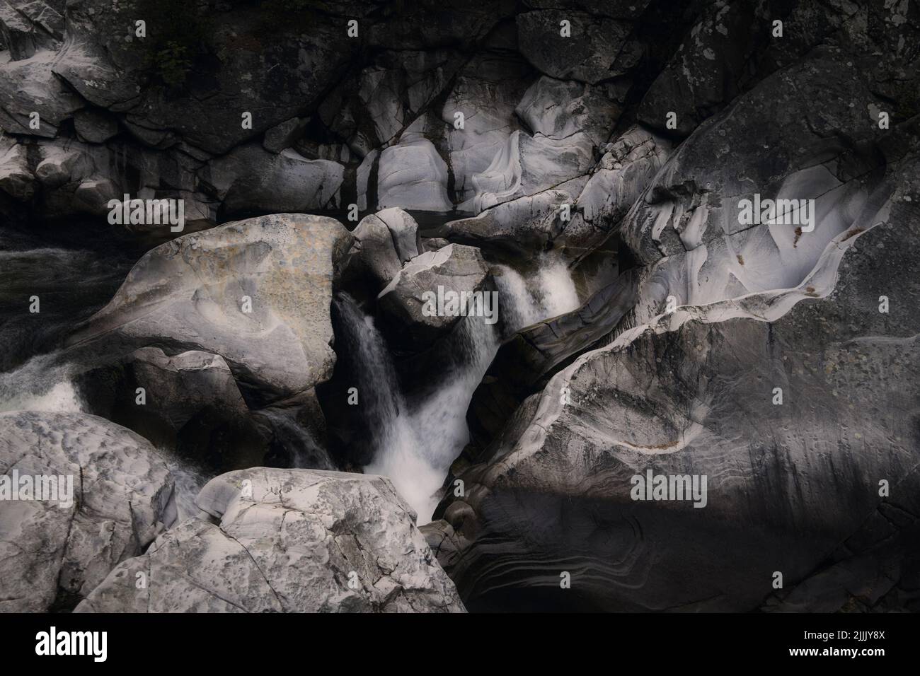 Paysage intime : détail de la rivière Garry qui coule autour de la roche de psammite dans le lit de la rivière Banque D'Images