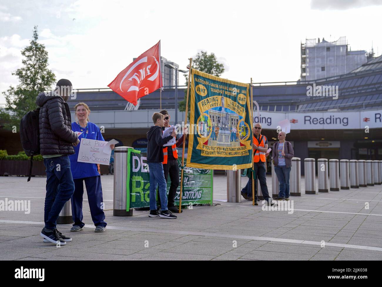 Les membres du syndicat des chemins de fer, des Maritimes et des Transports (RMT) sur la ligne de piquetage à l'extérieur de la gare de Reading, en tant que membres du syndicat, participent à une nouvelle grève sur les emplois, les salaires et les conditions. Date de la photo: Mercredi 27 juillet 2022. Banque D'Images