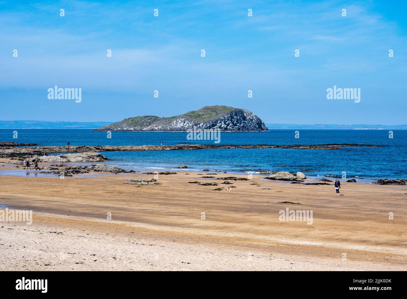 Vue sur Milsey Bay Beach jusqu'à Craigleith Island, North Berwick, East Lothian, Écosse, Royaume-Uni Banque D'Images