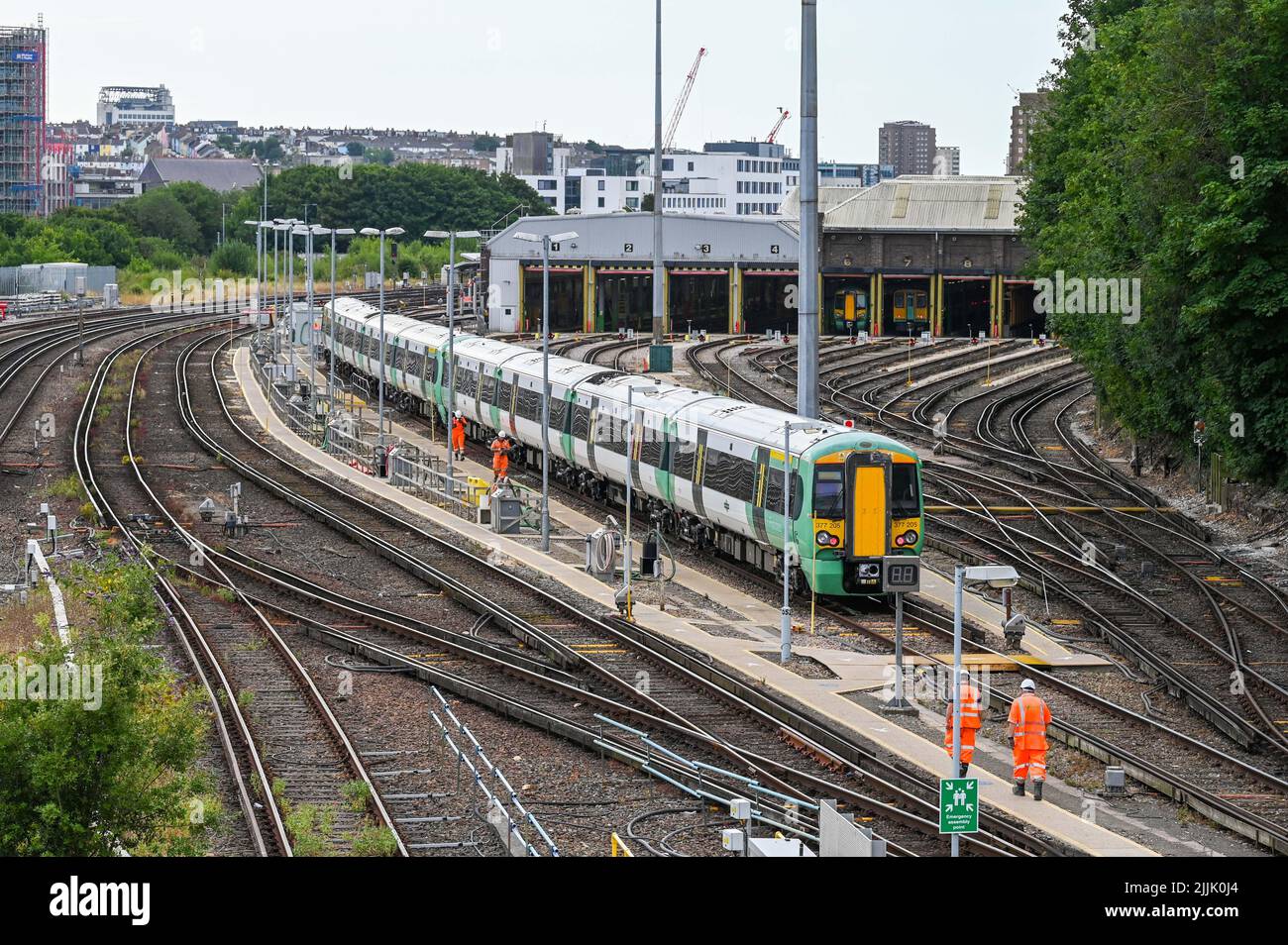 Brighton UK 27th juillet 2022 - Un train du Sud se trouve dans les voies de garage juste à l'extérieur de la gare de Brighton, alors que le syndicat RMT tient une autre journée de grève alors que leur différend avec Network Rail continue : Credit Simon Dack / Alay Live News Banque D'Images