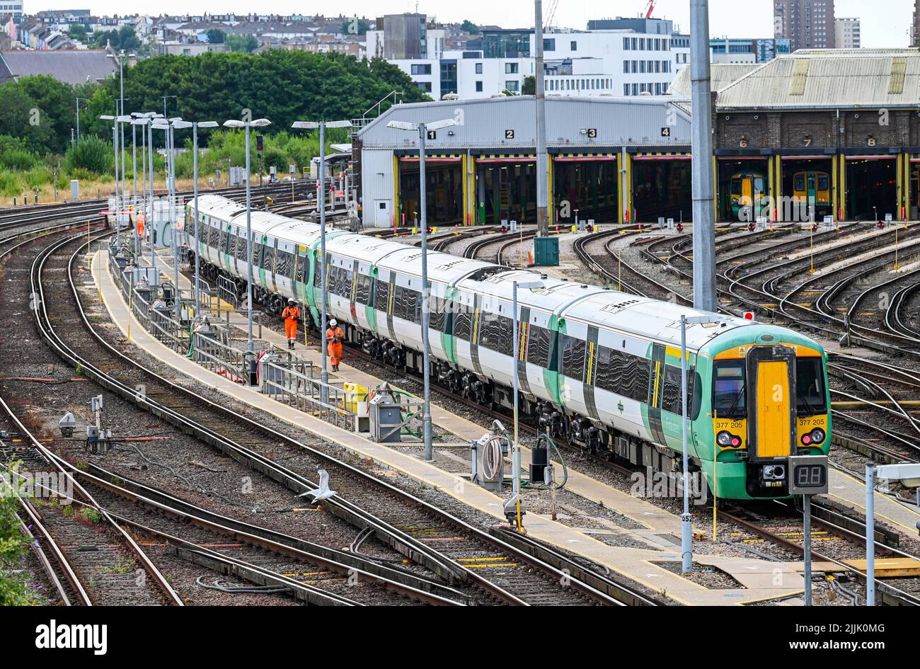 Brighton UK 27th juillet 2022 - Un train du Sud se trouve dans les voies de garage juste à l'extérieur de la gare de Brighton, alors que le syndicat RMT tient une autre journée de grève alors que leur différend avec Network Rail continue : Credit Simon Dack / Alay Live News Banque D'Images