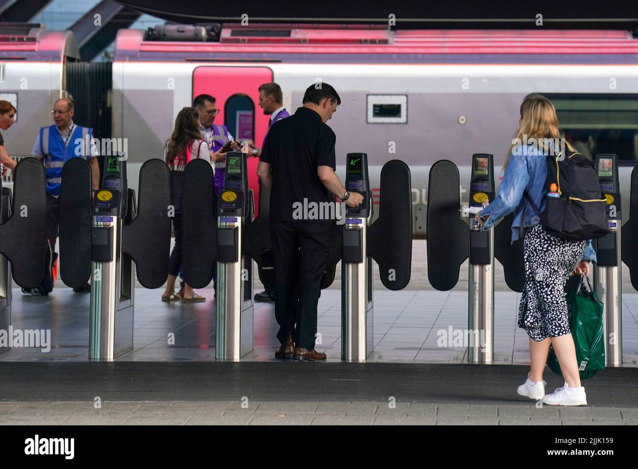 Les passagers de la gare de Reading, en tant que membres syndicaux, participent à une nouvelle grève sur les emplois, les salaires et les conditions. Date de la photo: Mercredi 27 juillet 2022. Banque D'Images