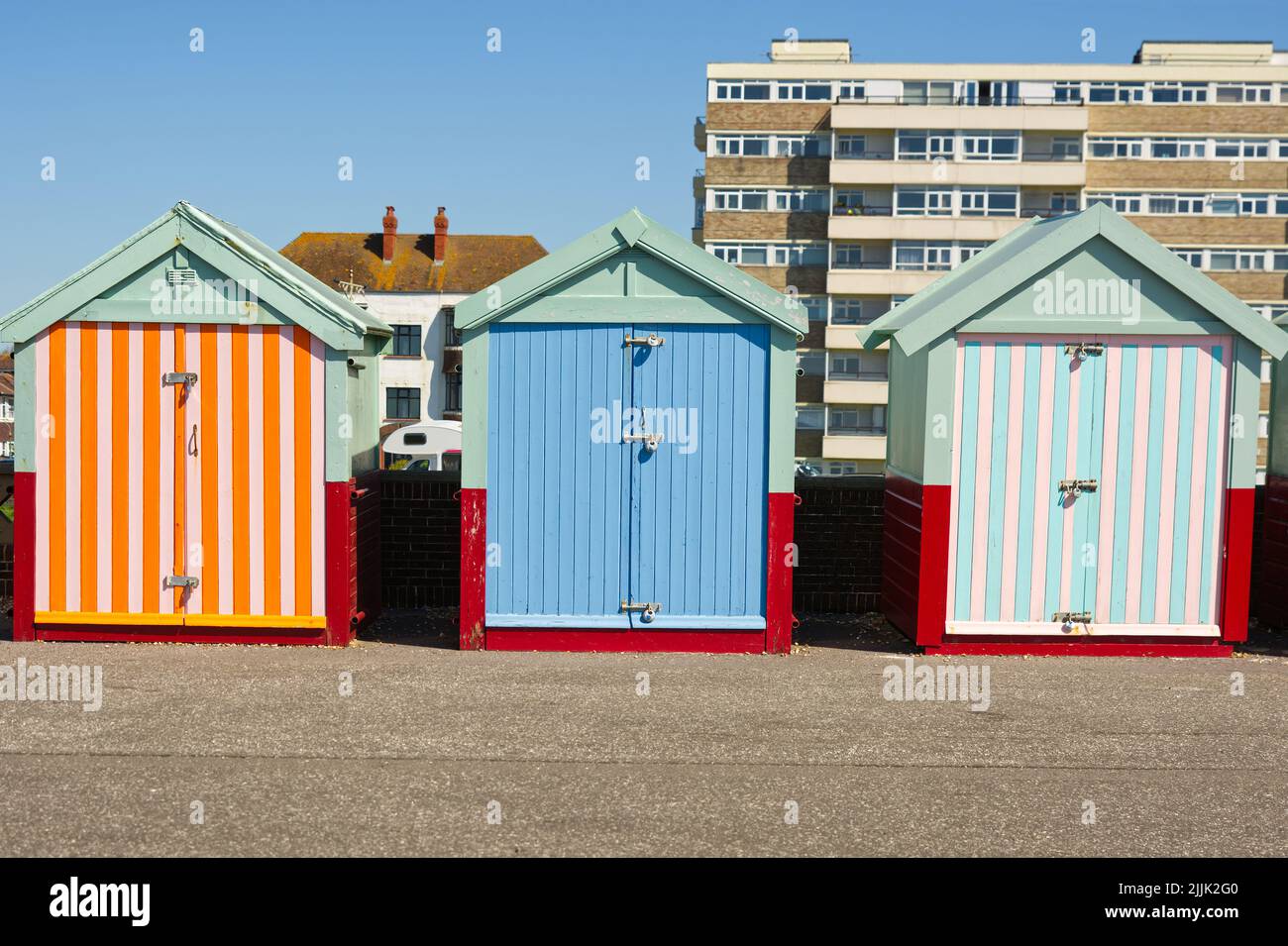 Cabanes de plage multicolores sur la promenade du front de mer à Hove à Brighton, dans l'est du Sussex, en Angleterre Banque D'Images