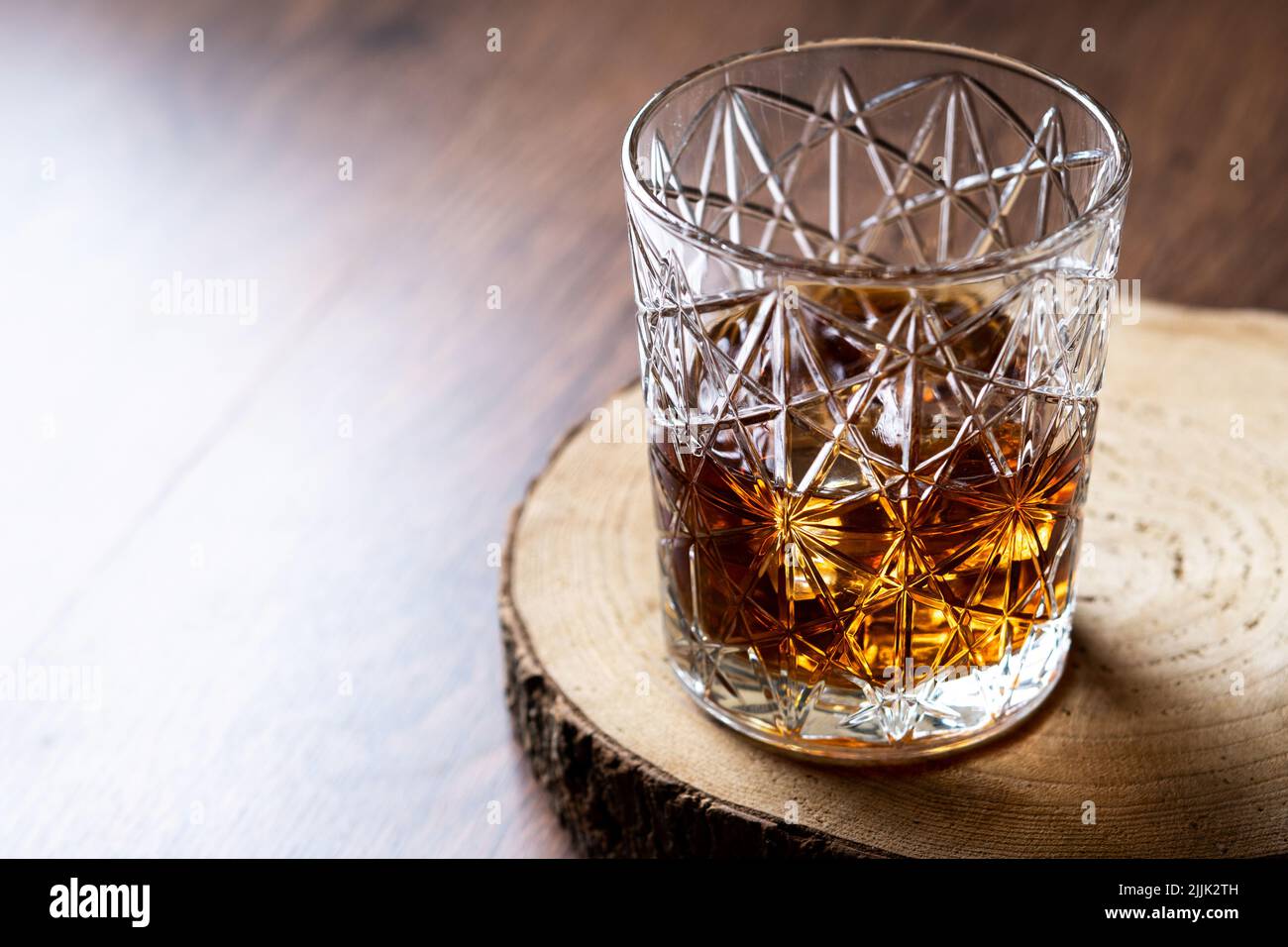 Verre à whisky Scotch, sur table en bois Banque D'Images