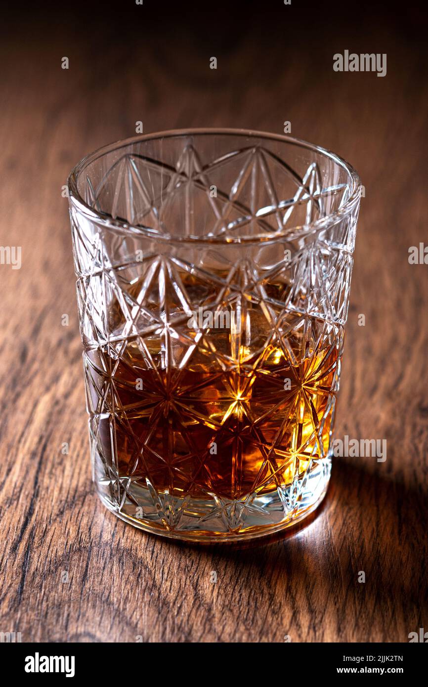 Verre à whisky Scotch, sur table en bois Banque D'Images