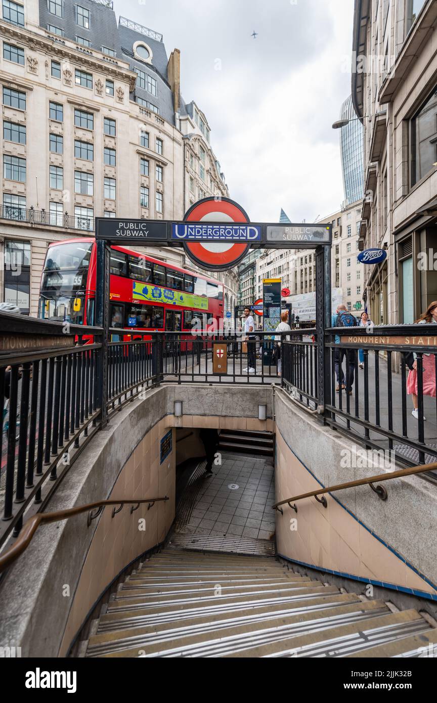 À l'extérieur de l'entrée du métro Monument, Londres, Royaume-Uni Banque D'Images