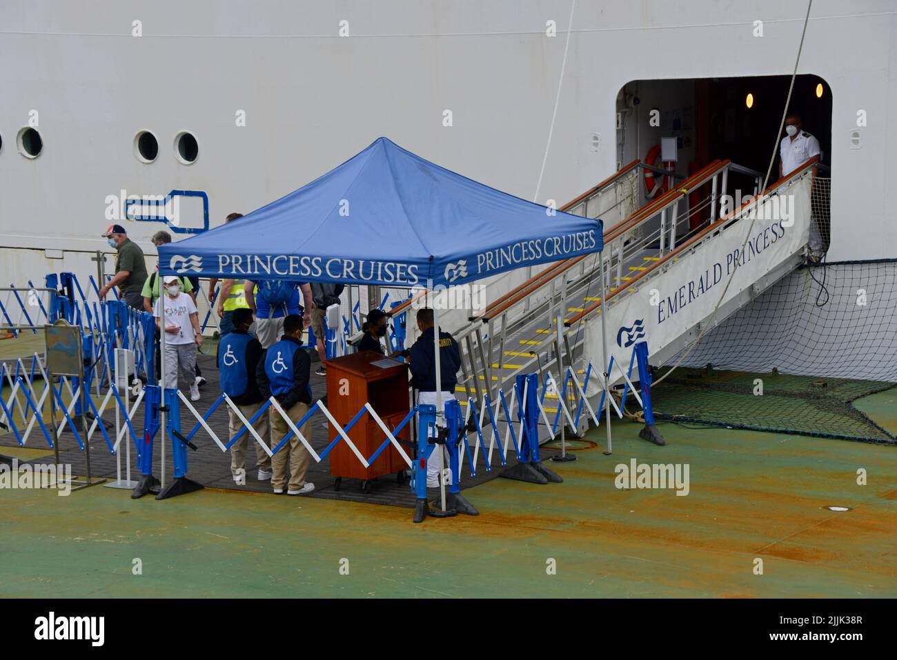 Les Pasagers débarquent du navire de croisière Emerald Princess amarré le long du centre du patrimoine à Cobh, comté de Cork, Irlande, juillet 2022 Banque D'Images