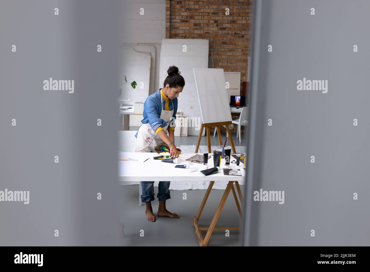 Image d'une artiste biraciale travaillant en studio Banque D'Images
