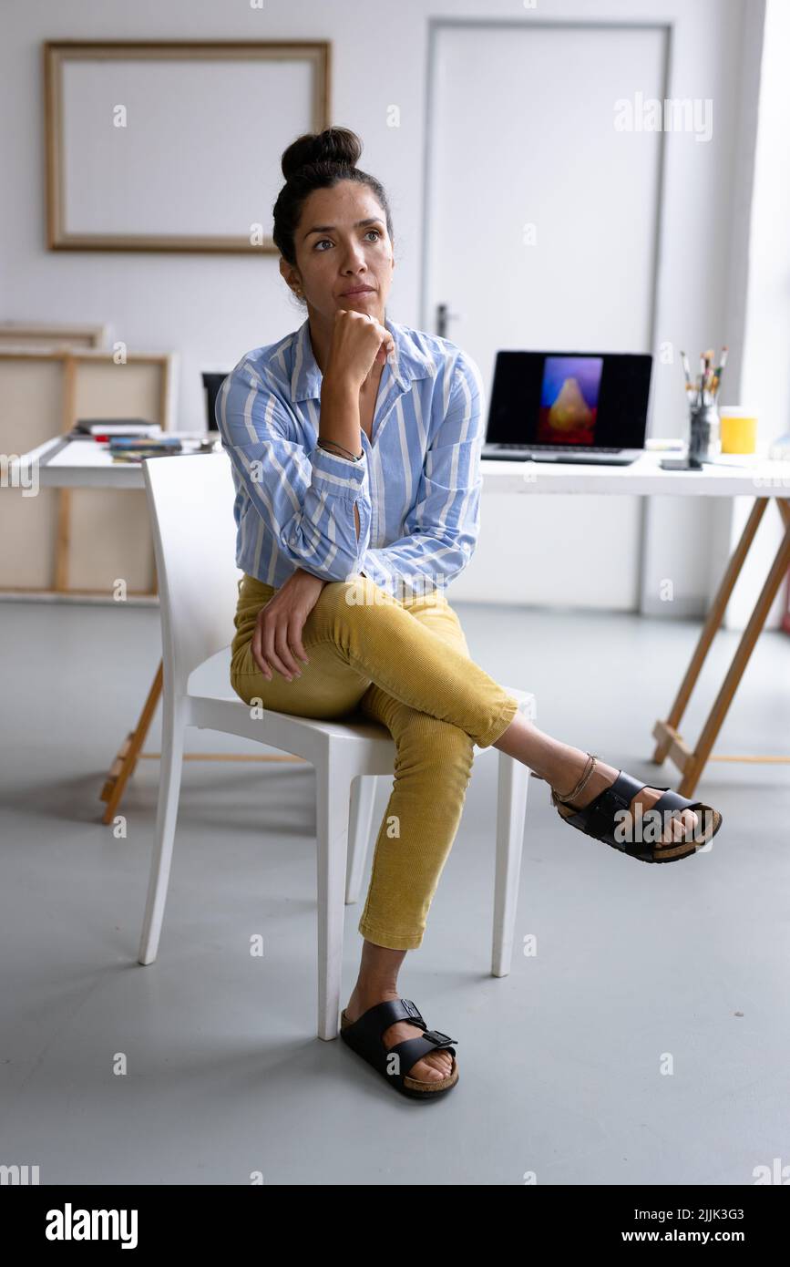 Image verticale de l'artiste biraciale réfléchie en studio Banque D'Images