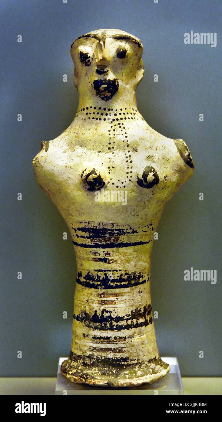 Mycenaean art. Grèce. Figure féminine avec geste rituel et collier , de type Phi et psi , figurine de femme mycénienne, Grèce mycénienne , civilisation mycénienne, âge de bronze dans la Grèce antique 1750 à 1050 av. J.-C., Mycenae, Musée archéologique national d'Athènes. Banque D'Images