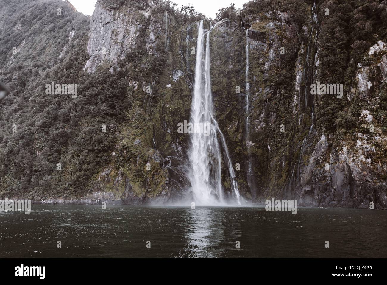 Cascade spectaculaire dans le parc national de Milford Sound Fiordland, Nouvelle-Zélande. Personne. Copier l'espace Banque D'Images