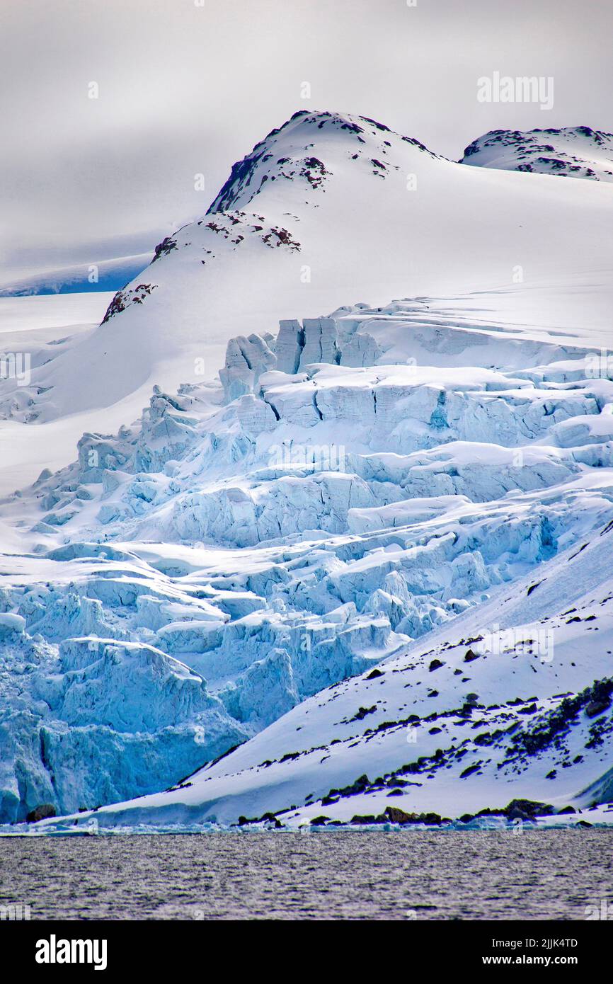 Glacier Deep Blue et montagnes enneigées, Terre Albert I, Arctique, Spitsbergen, Svalbard, Norvège, Europe Banque D'Images