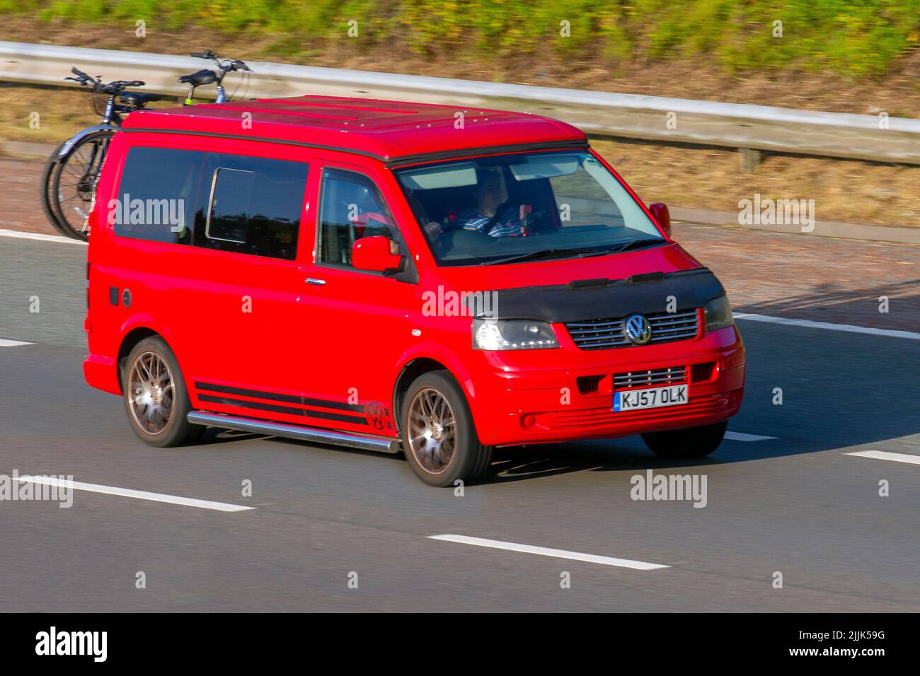 2007 rouge VW Volkswagen transporter T28 SWB P/V 85TDI ; sur l'autoroute M6 Royaume-Uni Banque D'Images