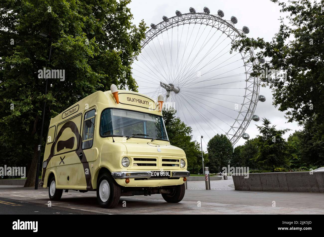 UTILISATION ÉDITORIALE UNIQUEMENT vues générales de la fenêtre en relief du camion alimentaire Sun Bum, qui offre des bananes surgelées gratuites servies dans un style californien populaire, avec un choix de garnitures, Londres. Date de publication : mercredi 26 juillet 2022. Cette pop-up, créée par la marque bio Sun Bum, apparaît dans trois autres sites britanniques à Londres, Brighton et Broadescaliers cette semaine, pour souligner l'importance du port de SPF tout au long de l'année. Le crédit photo devrait se lire: Matt Alexander/PA fil Banque D'Images