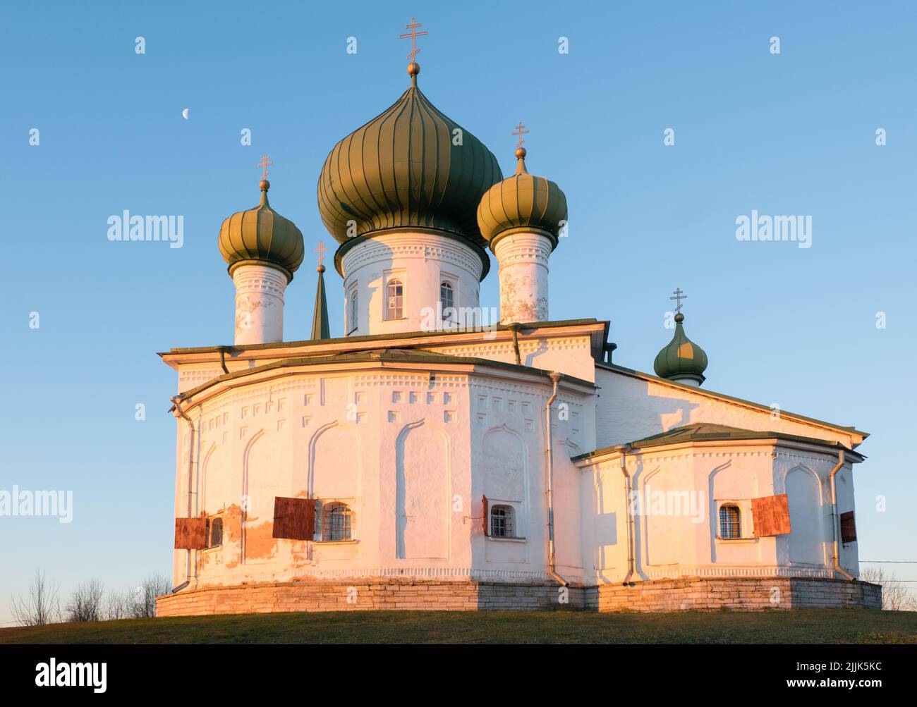 Ancienne église de la Nativité (église de la Nativité de Jean-Baptiste) à l'aube. Staraya Ladoga, Russie Banque D'Images