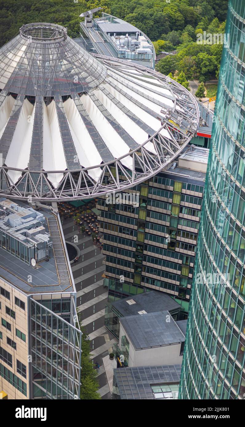 Berlin, Allemagne - 29 juin 2022 : le centre Sony de la Potsdamer Platz. Un complexe parrainé par Sony de huit bâtiments avec le toit voûté. Vie aérienne Banque D'Images