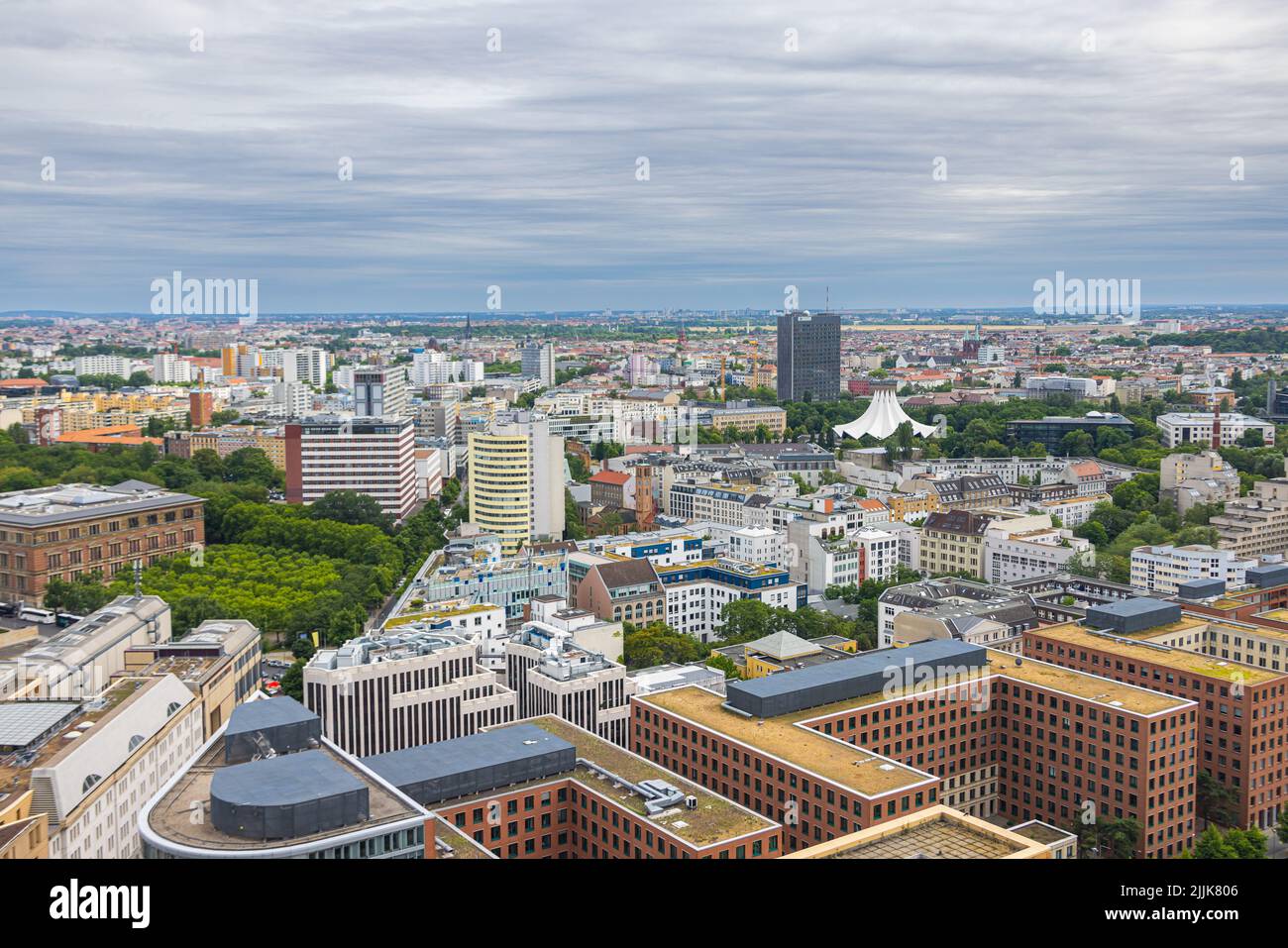 Berlin, Allemagne - 29 juin 2022: Paysage aérien de la capitale allemande. Prise de la Tour Kollhoff sur la Potsdamer Platz. La ville s'étend loin b Banque D'Images