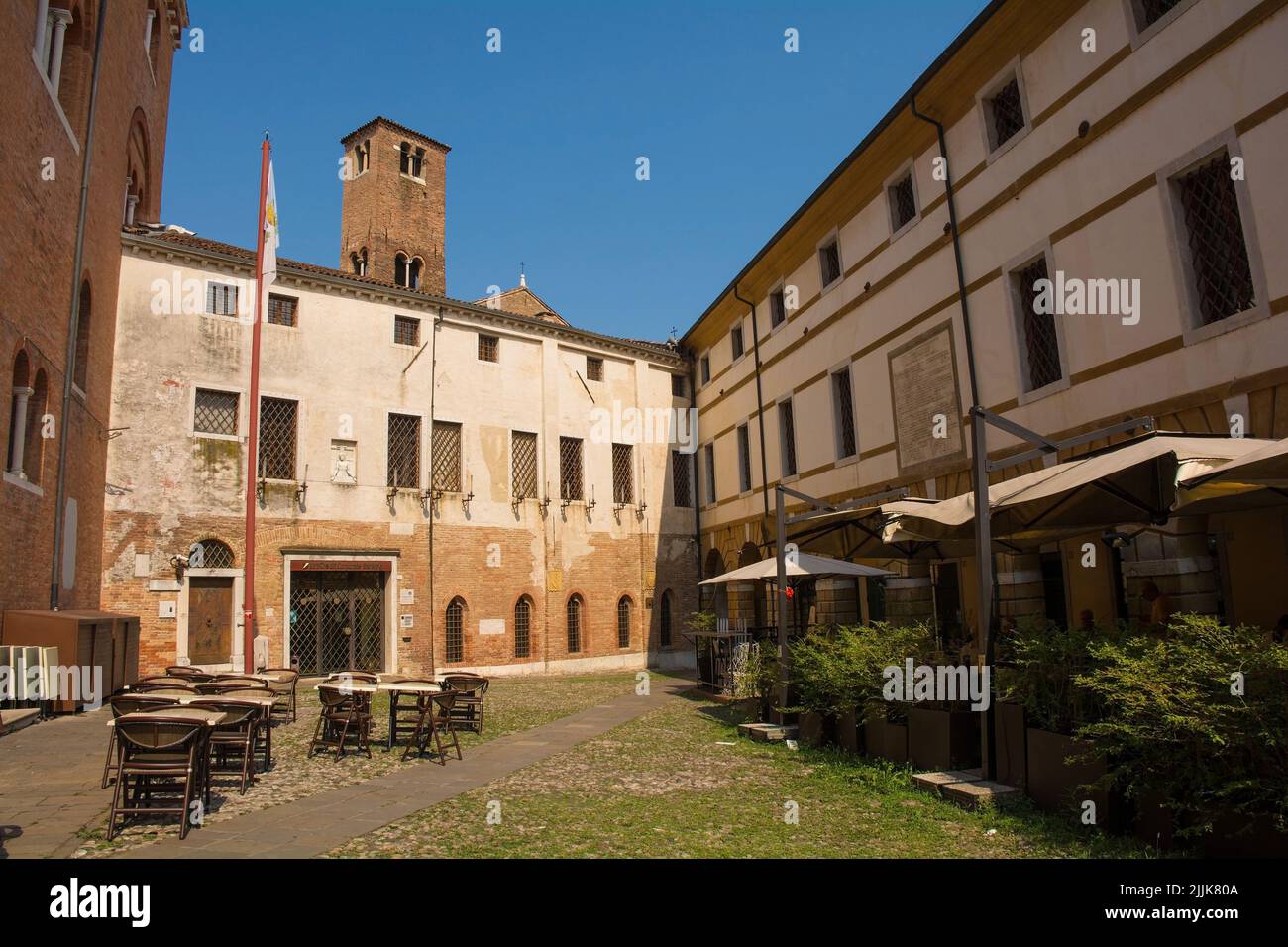 Trévise, Italie - 24th juillet 2022. Une place médiévale dans le centre historique de Trévise, Vénétie, Italie Banque D'Images